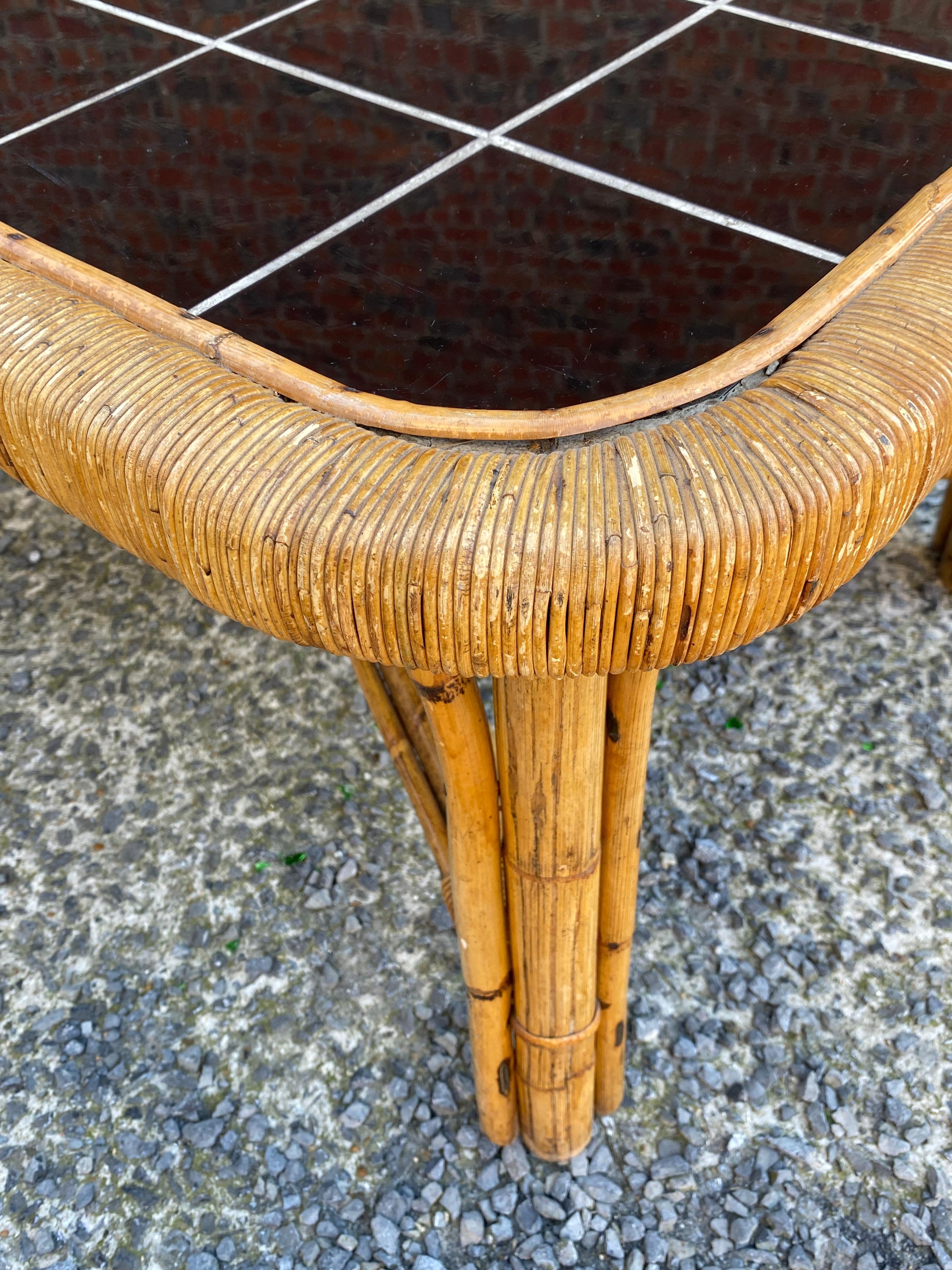 grande table basse en rotin et céramique circa 1960 en vente 1