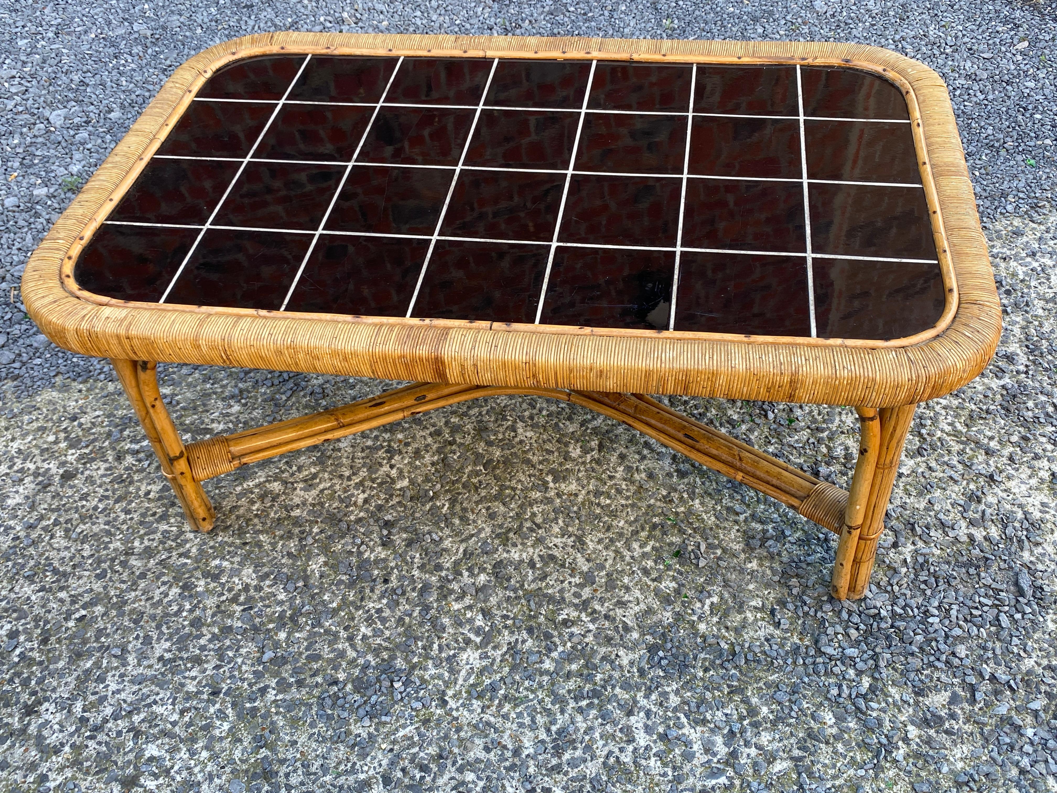 grande table basse en rotin et céramique circa 1960 en vente 2