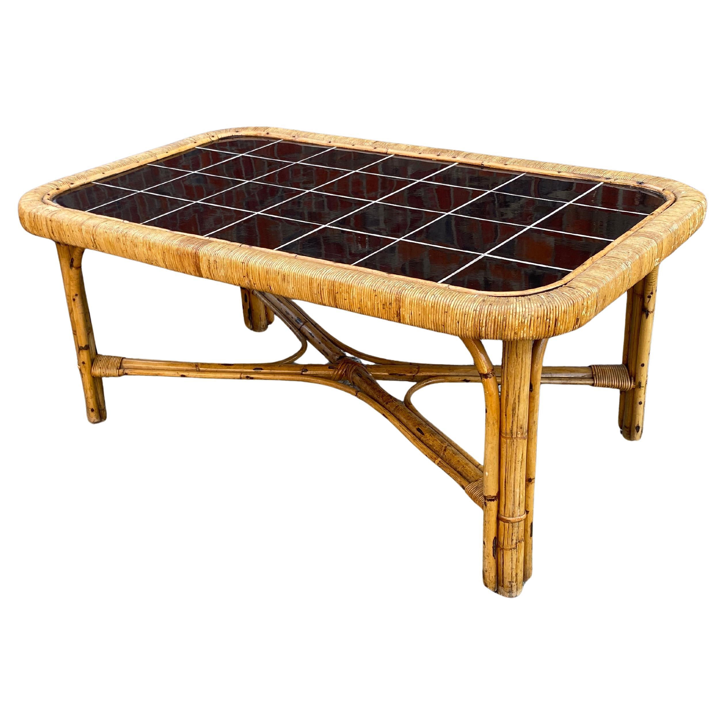 grande table basse en rotin et céramique circa 1960
