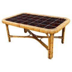 grande tavolino in rattan e ceramica del 1960 circa