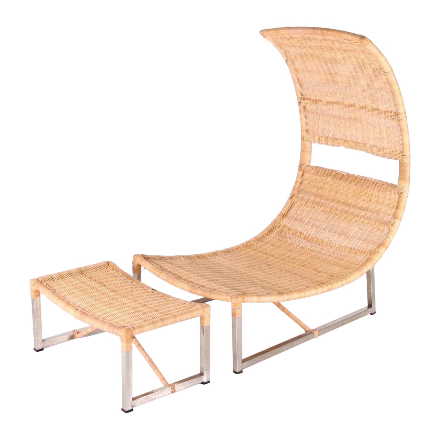 Grande chaise et ottoman en rotin et métal en vente