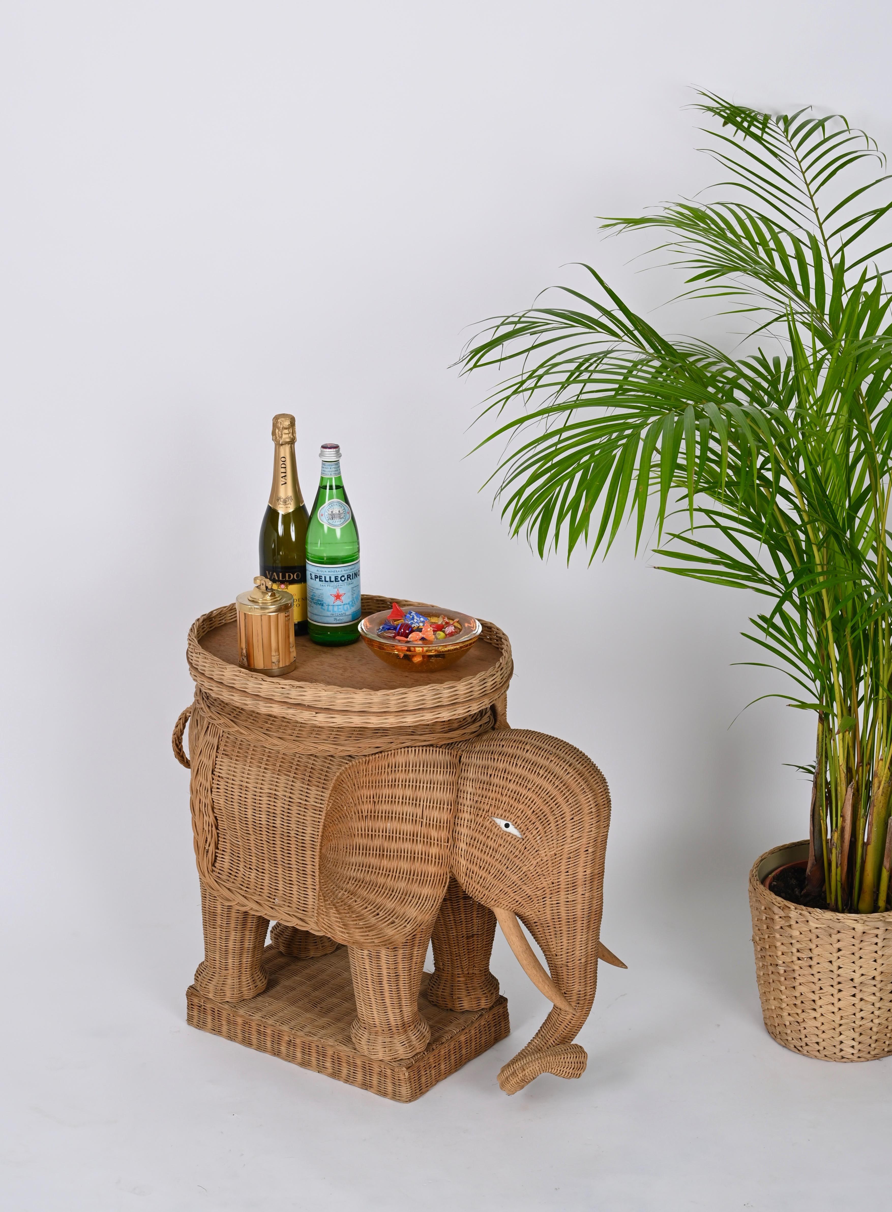 Stunning midcentury large elephant-shaped side table fully made in hand-woven wicker. This gorgeous object was designed by Vivai del Sud in Italy during the 1970s. 

This lovely side or cocktail table is fully hand-made with mind-blowing details and