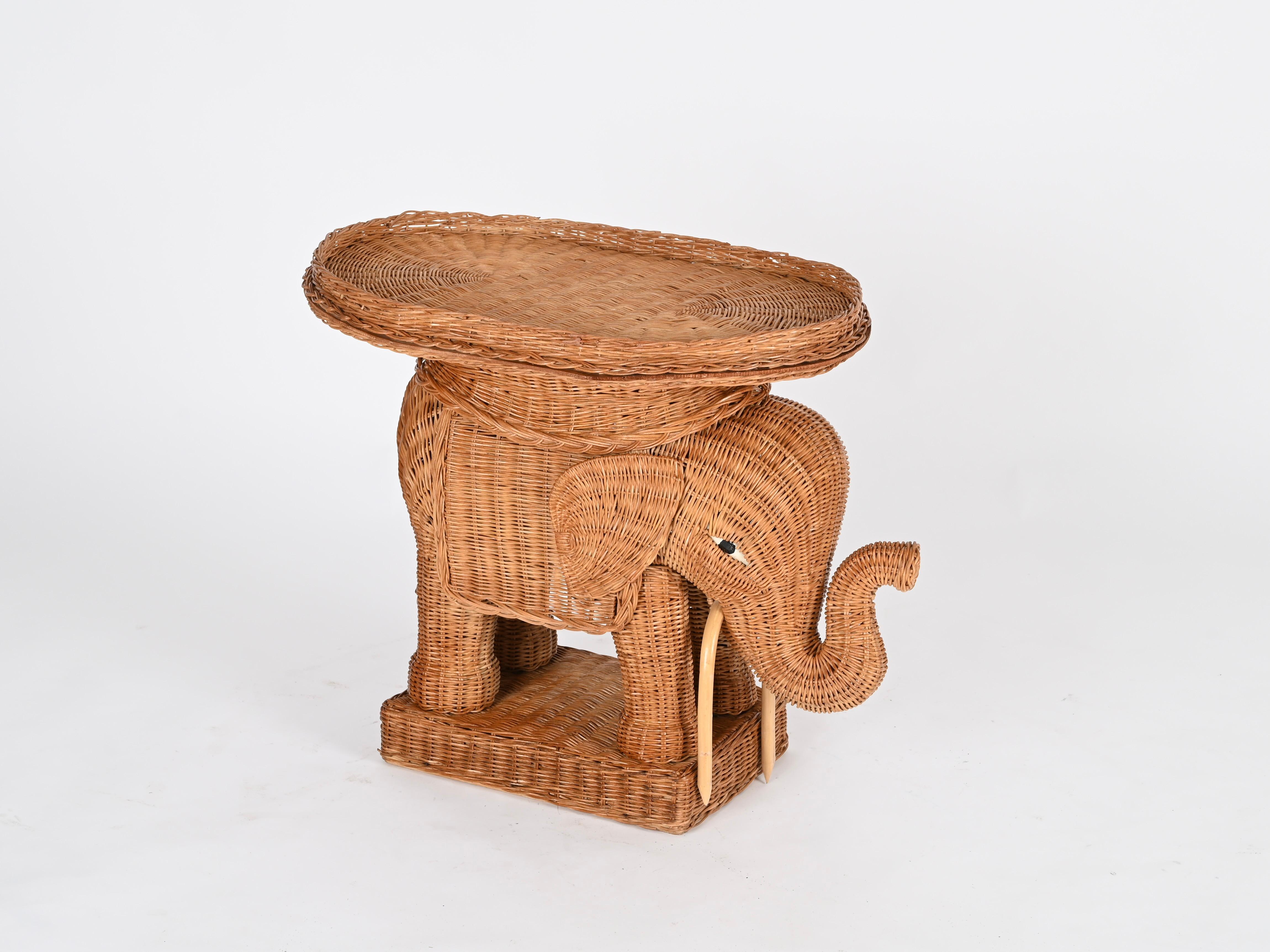 Superbe table d'appoint en forme d'éléphant du milieu du siècle, avec plateau amovible, entièrement réalisée en osier tressé à la main. Ce magnifique objet a été conçu par Vivai del Sud en Italie dans les années 1970. 

Cette table d'appoint ou de