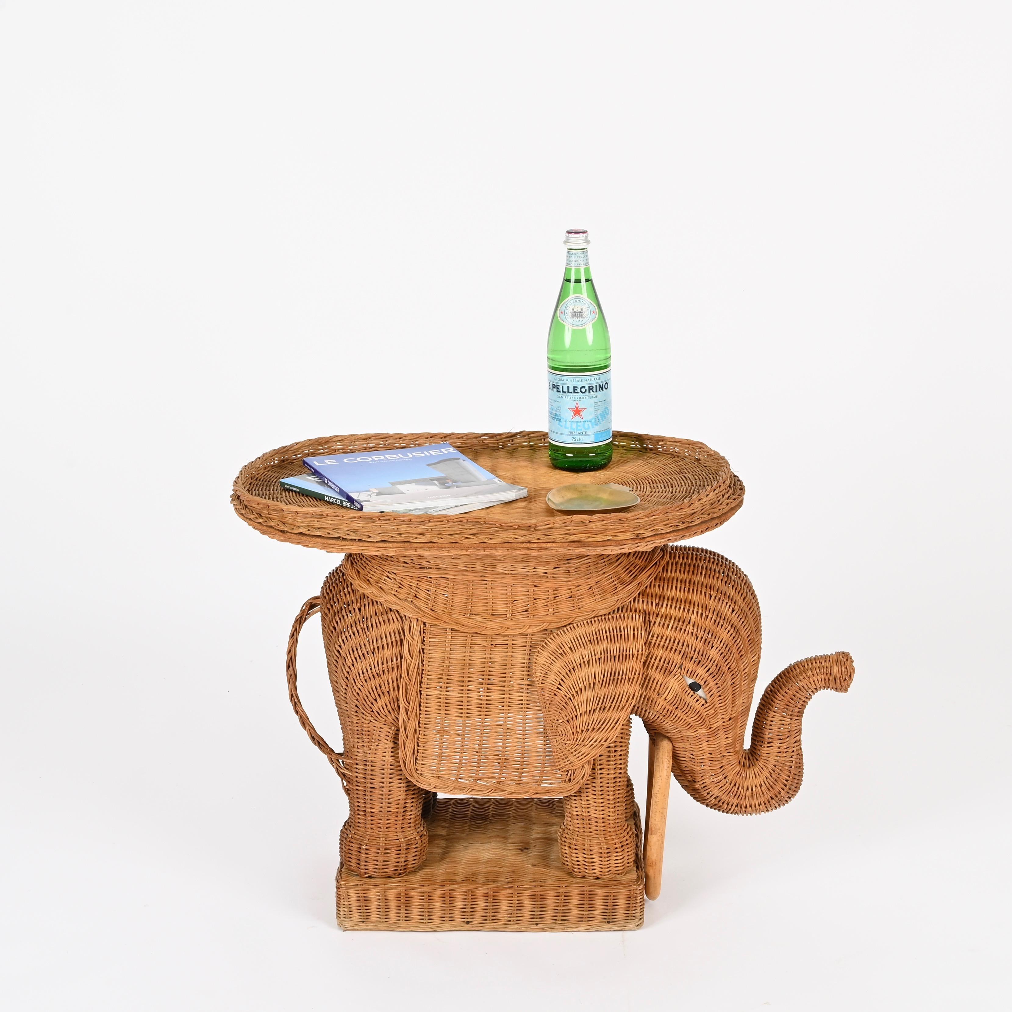 Wonderful midcentury elephant-shaped side table with removable tray fully made in hand-woven wicker. This stunning organic piece was designed by Vivai del Sud in Italy during the 1970s. 

In fabulous condition, fully original and with a charming