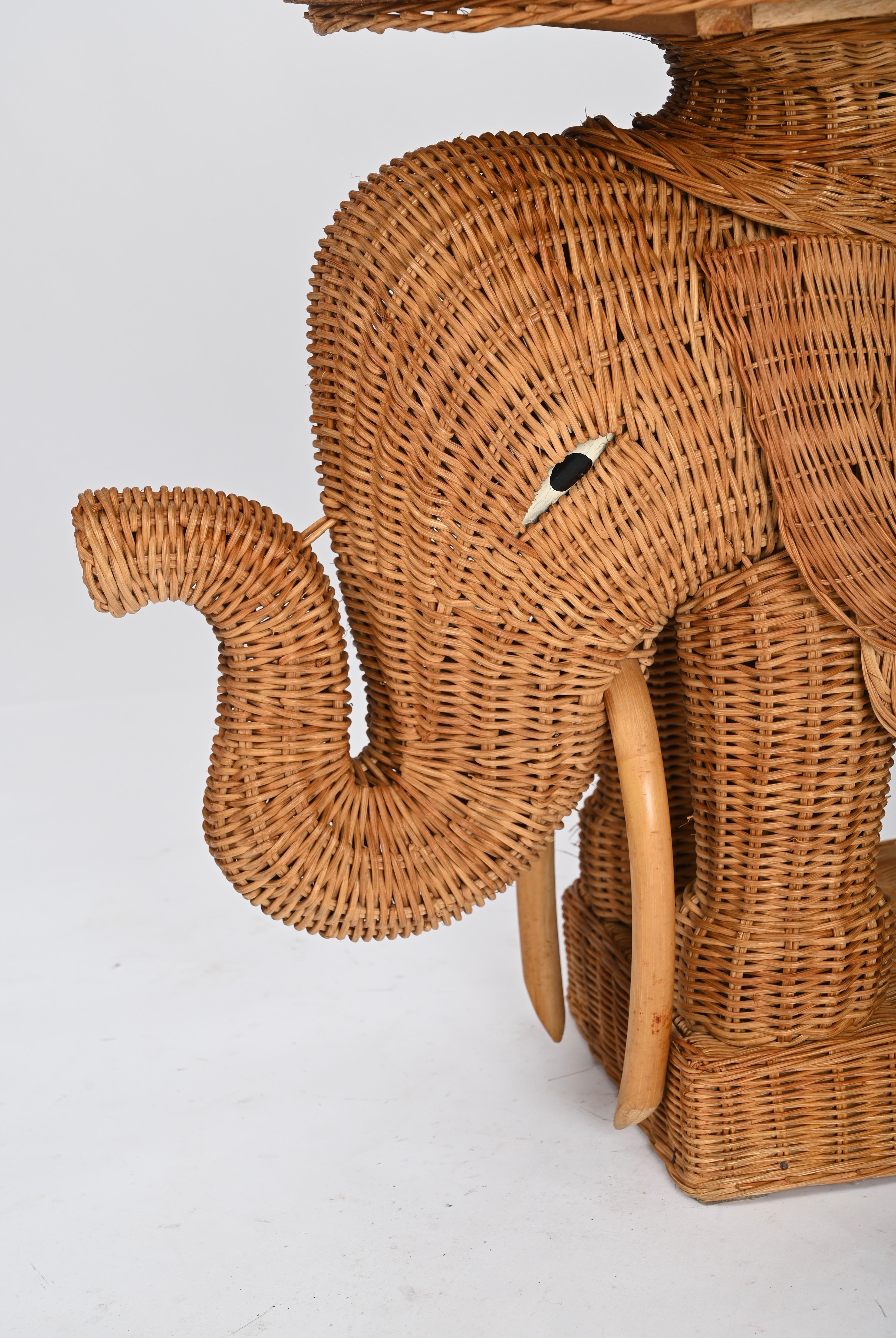 Großer Beistelltisch aus Rattan und Korbweide mit Elefantenmotiv von Vivai del Sud, Italien 1970er Jahre (Italienisch)