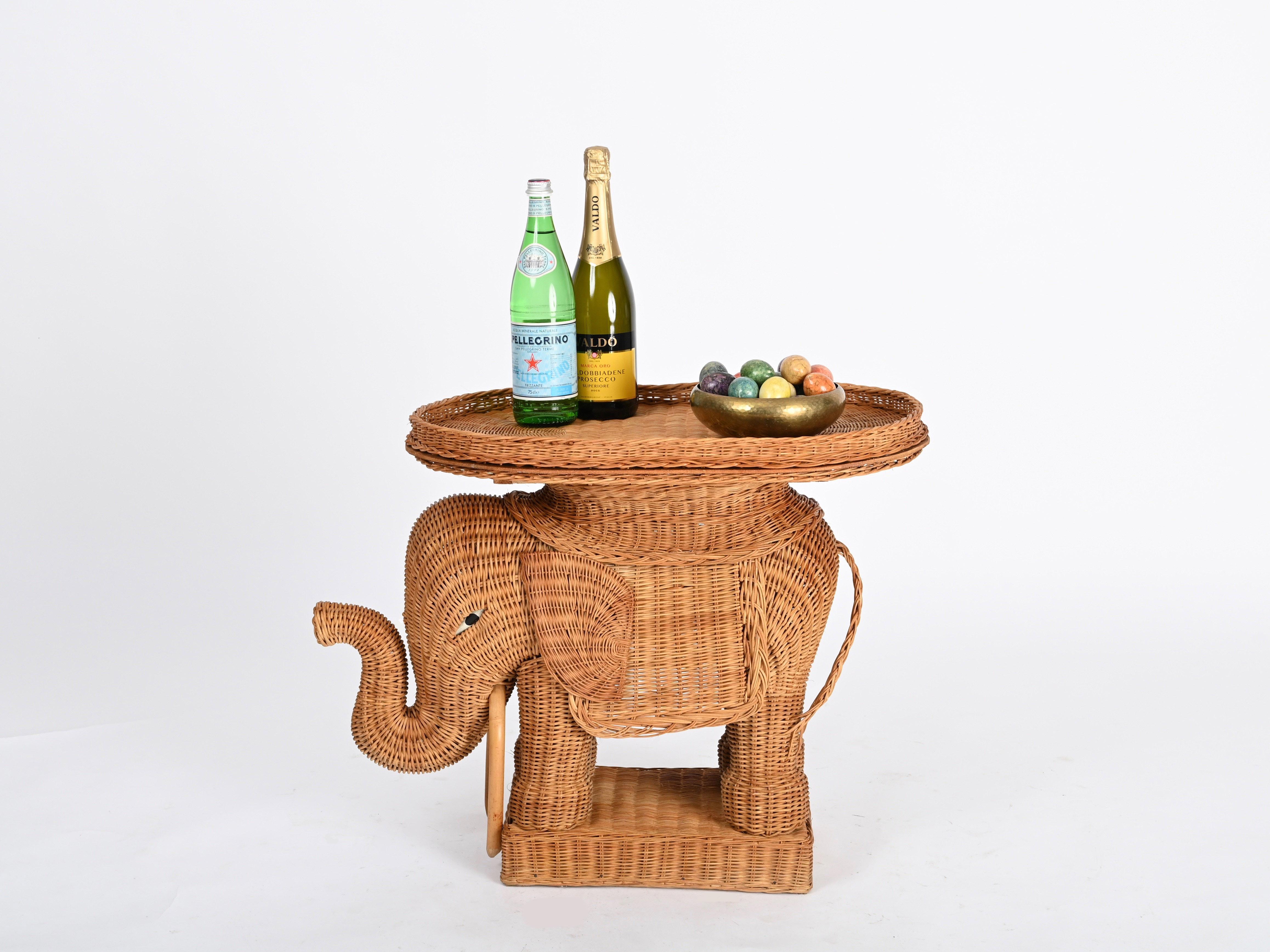 Großer Beistelltisch aus Rattan und Korbweide mit Elefantenmotiv von Vivai del Sud, Italien 1970er Jahre (Handgewebt)