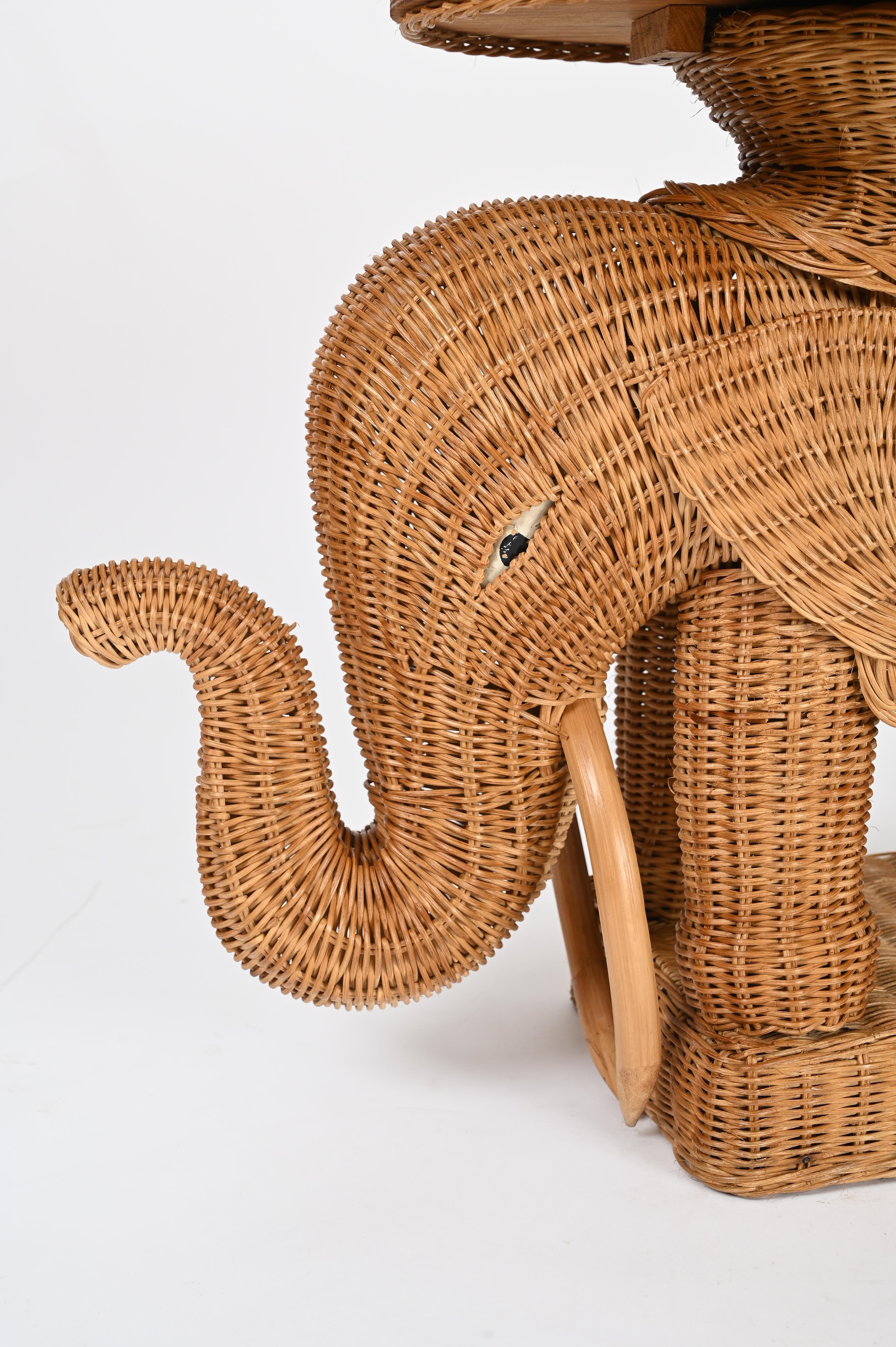 Großer Beistelltisch aus Rattan und Korbweide mit Elefantenmotiv von Vivai del Sud, Italien 1970er Jahre (Mitte des 20. Jahrhunderts)