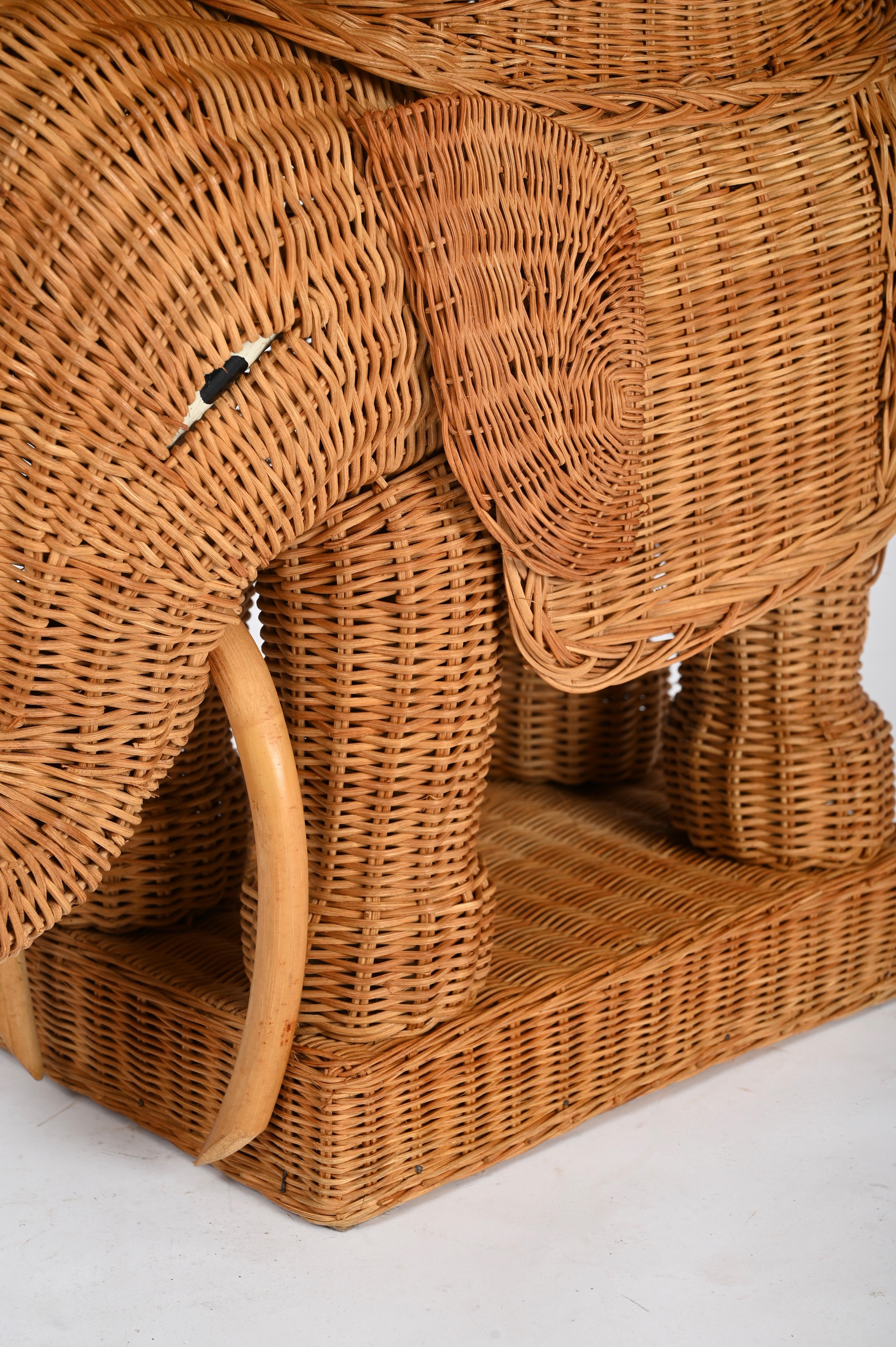 Großer Beistelltisch aus Rattan und Korbweide mit Elefantenmotiv von Vivai del Sud, Italien 1970er Jahre (Mitte des 20. Jahrhunderts)