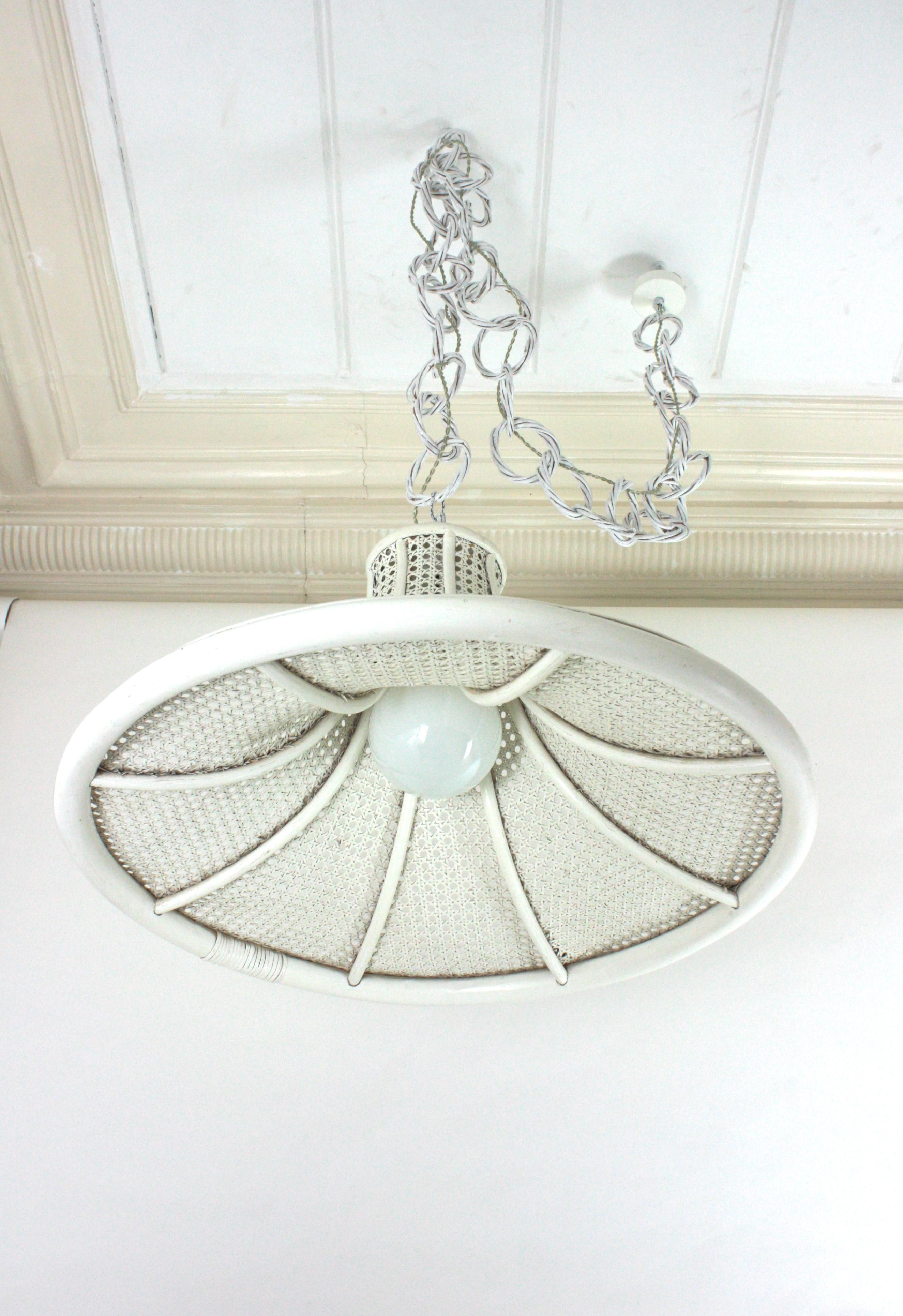 Grande pagoda a sospensione in rattan e vimini dipinta di bianco, 1960 in vendita 3