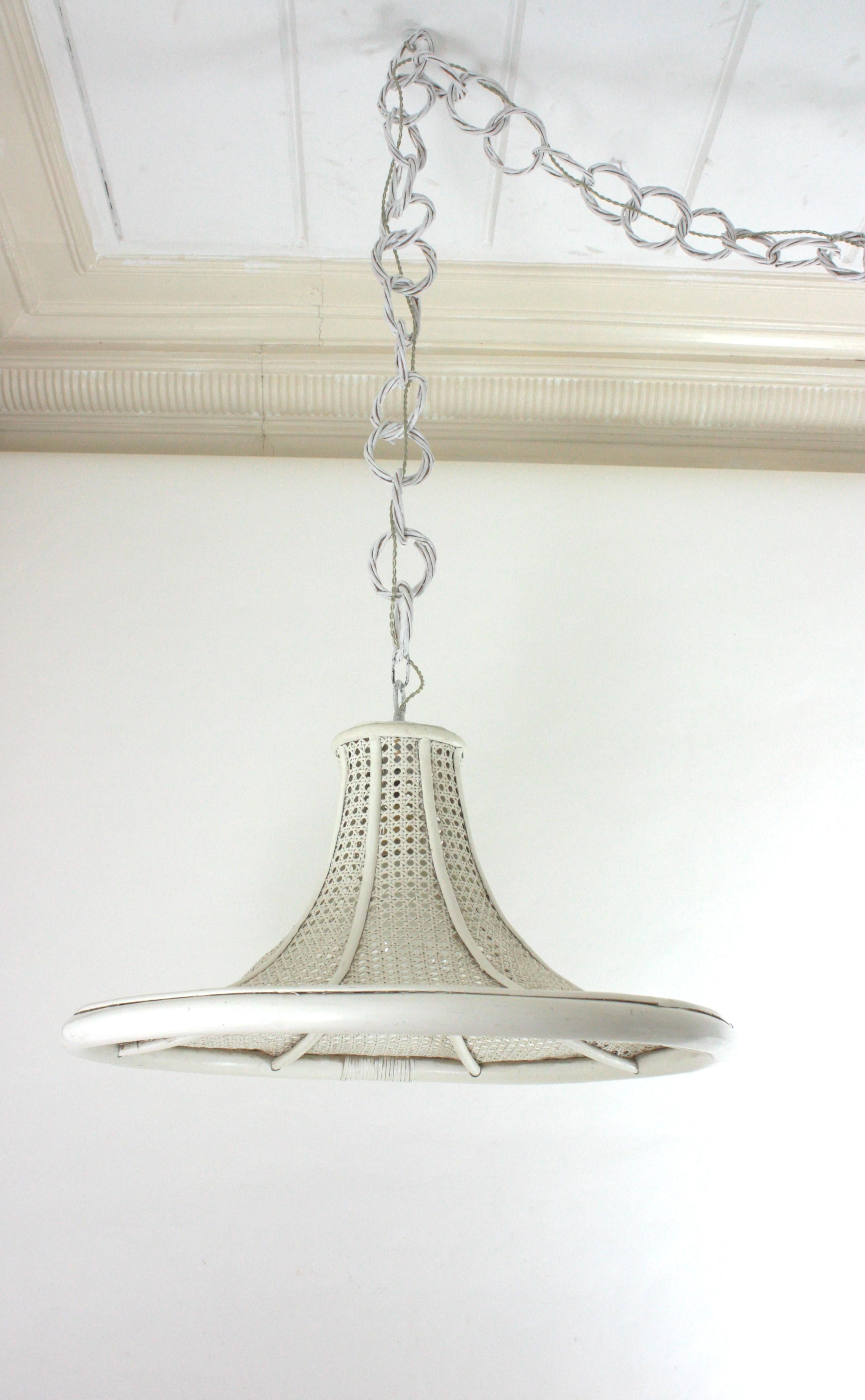 Grande pagoda a sospensione in rattan e vimini dipinta di bianco, 1960 in vendita 6