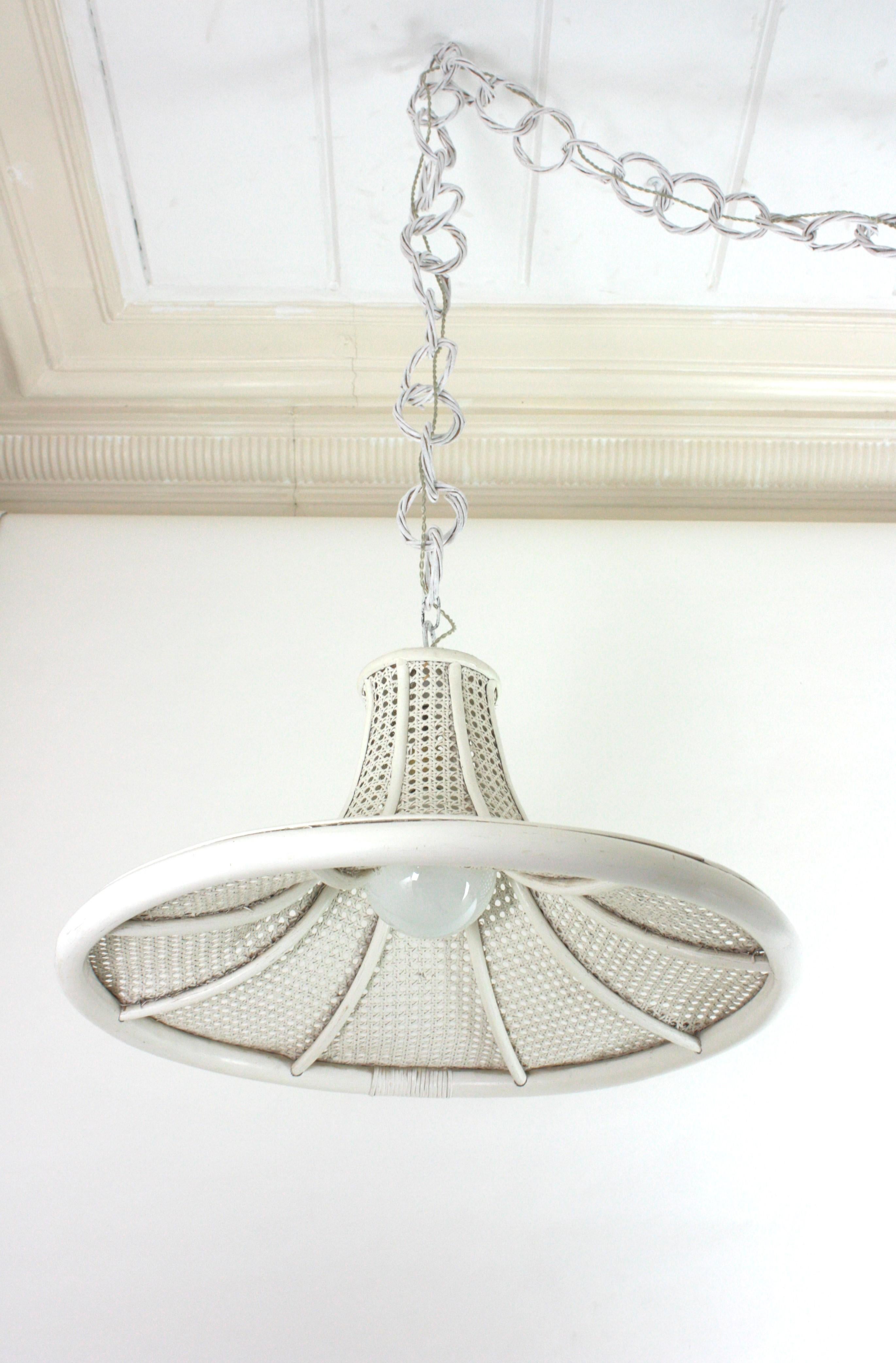 Grande pagoda a sospensione in rattan e vimini dipinta di bianco, 1960 in vendita 7