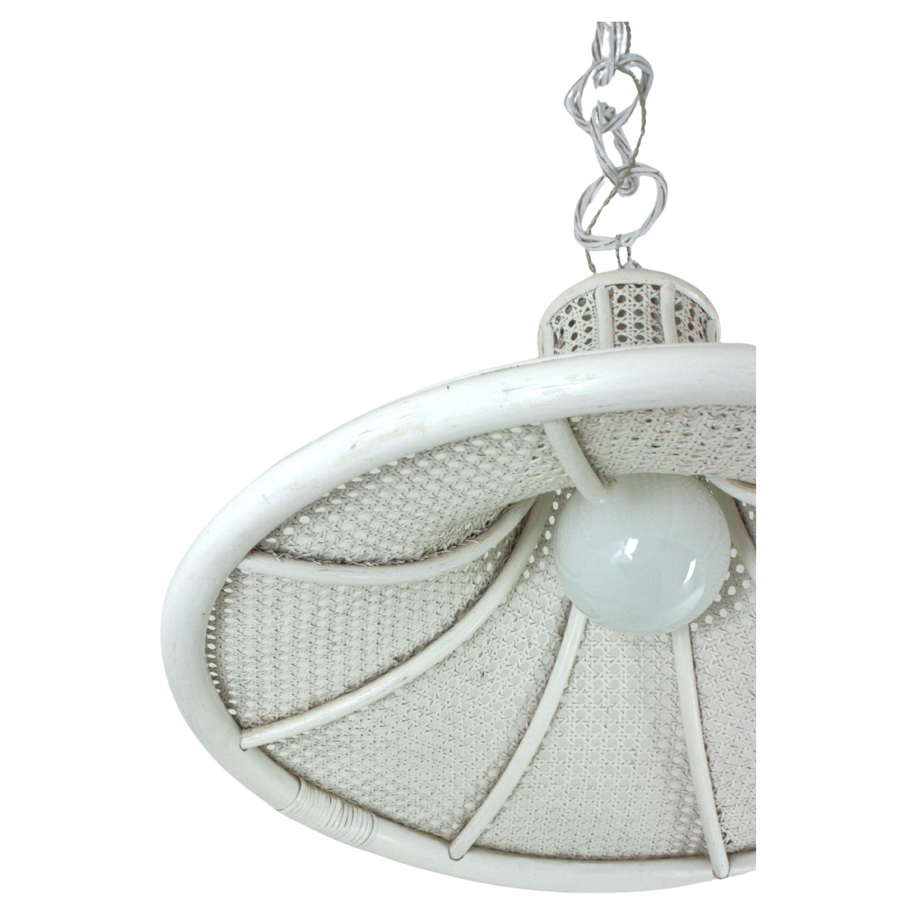 Grande pagoda a sospensione in rattan e vimini dipinta di bianco, 1960 in vendita 9