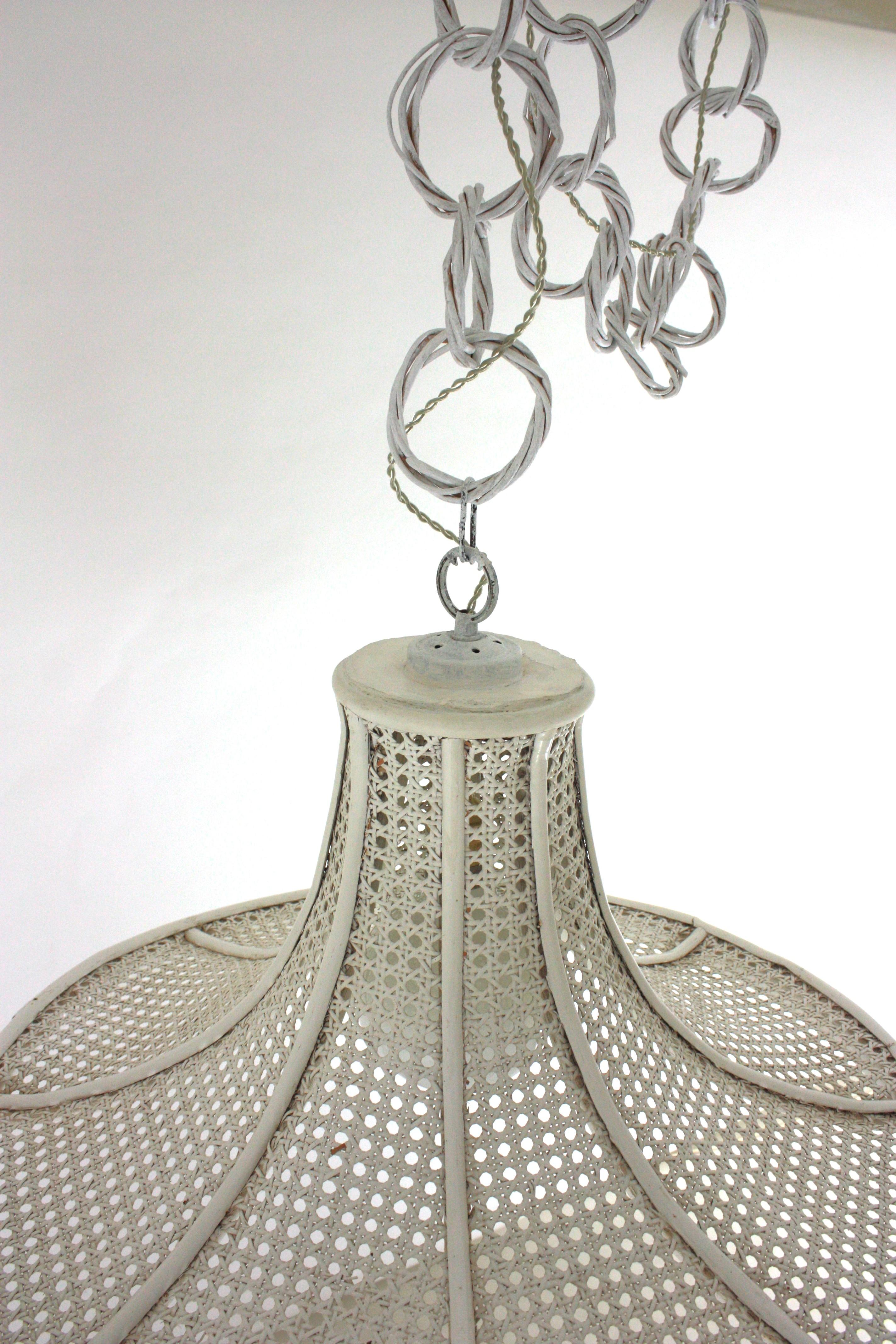 Grande pagoda a sospensione in rattan e vimini dipinta di bianco, 1960 in vendita 11