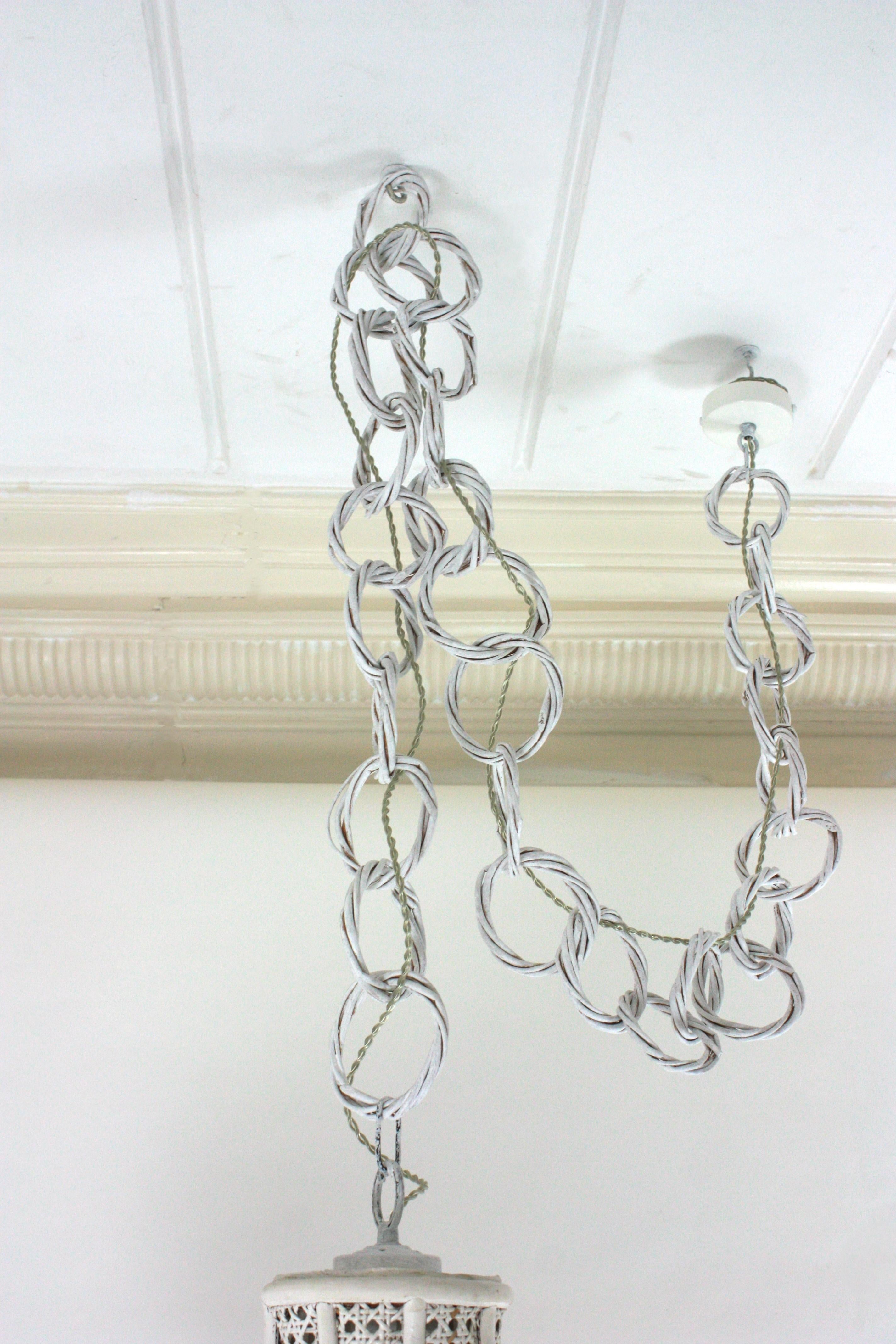 Grande pagoda a sospensione in rattan e vimini dipinta di bianco, 1960 in vendita 12