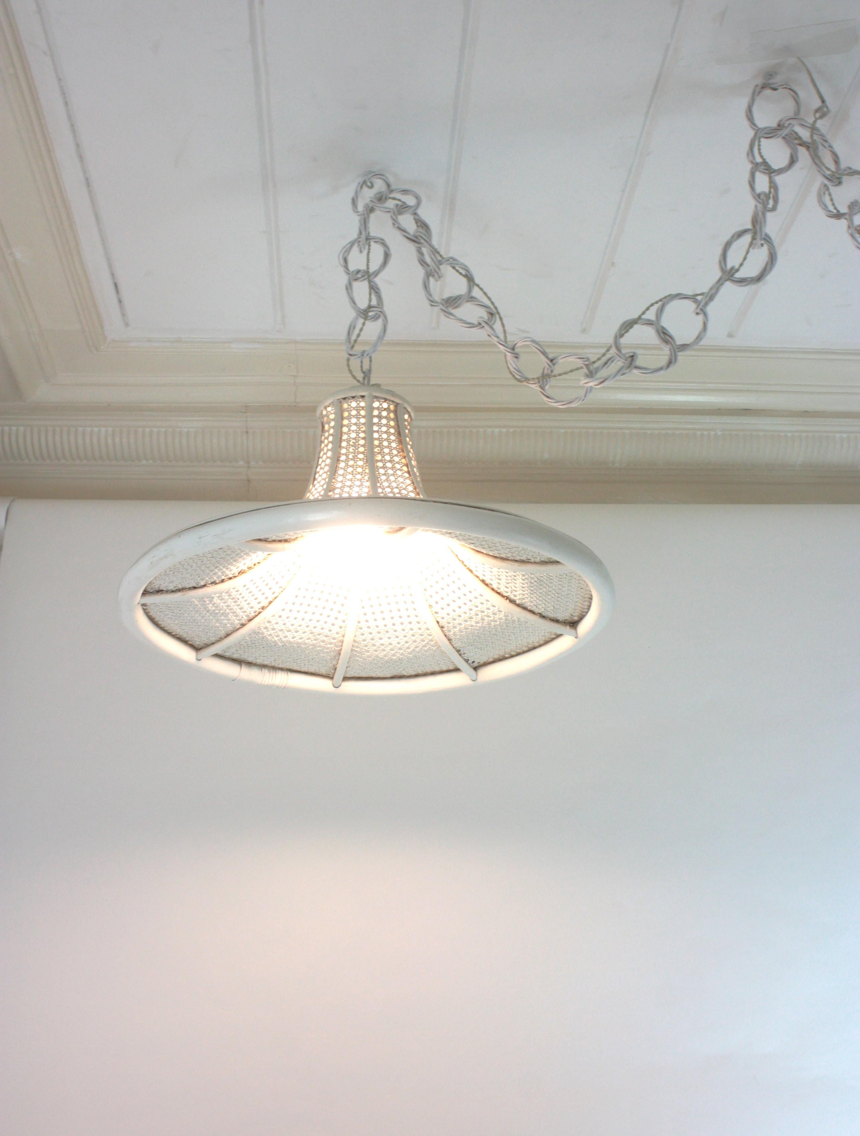 XX secolo Grande pagoda a sospensione in rattan e vimini dipinta di bianco, 1960 in vendita