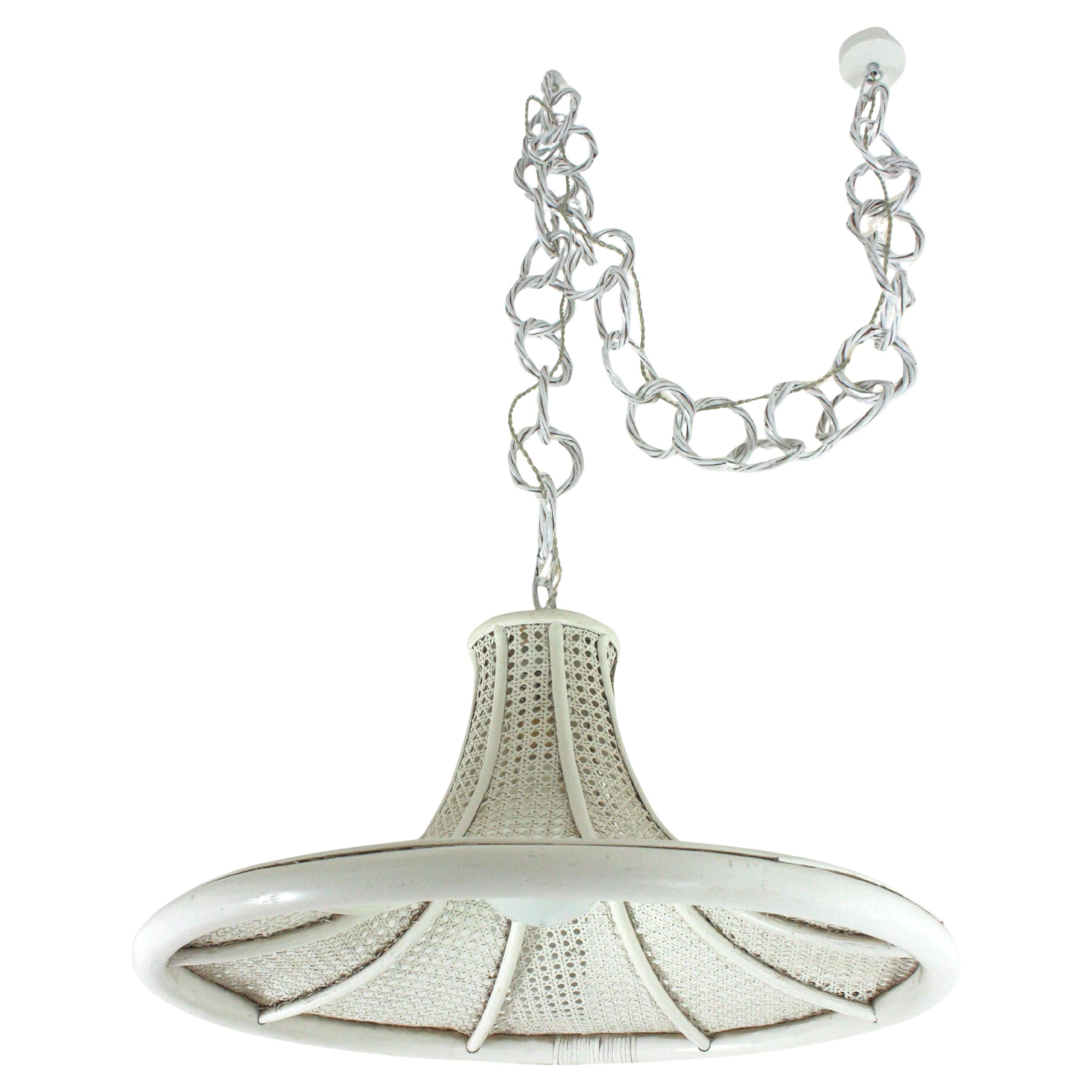 Bambù Grande pagoda a sospensione in rattan e vimini dipinta di bianco, 1960 in vendita