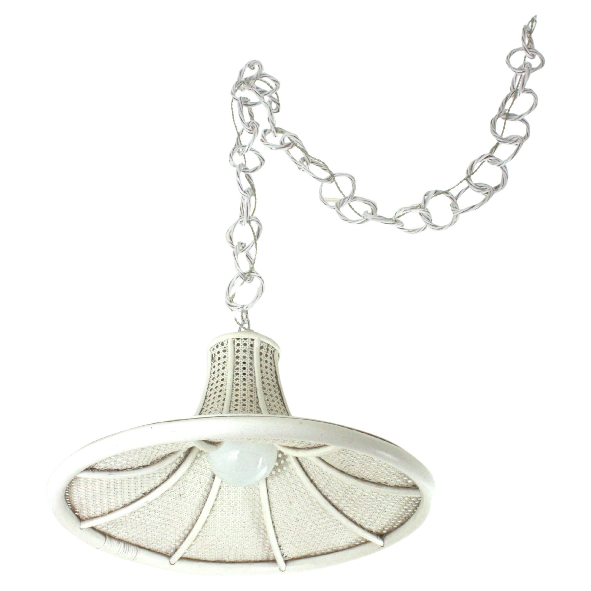 Grande pagoda a sospensione in rattan e vimini dipinta di bianco, 1960 in vendita