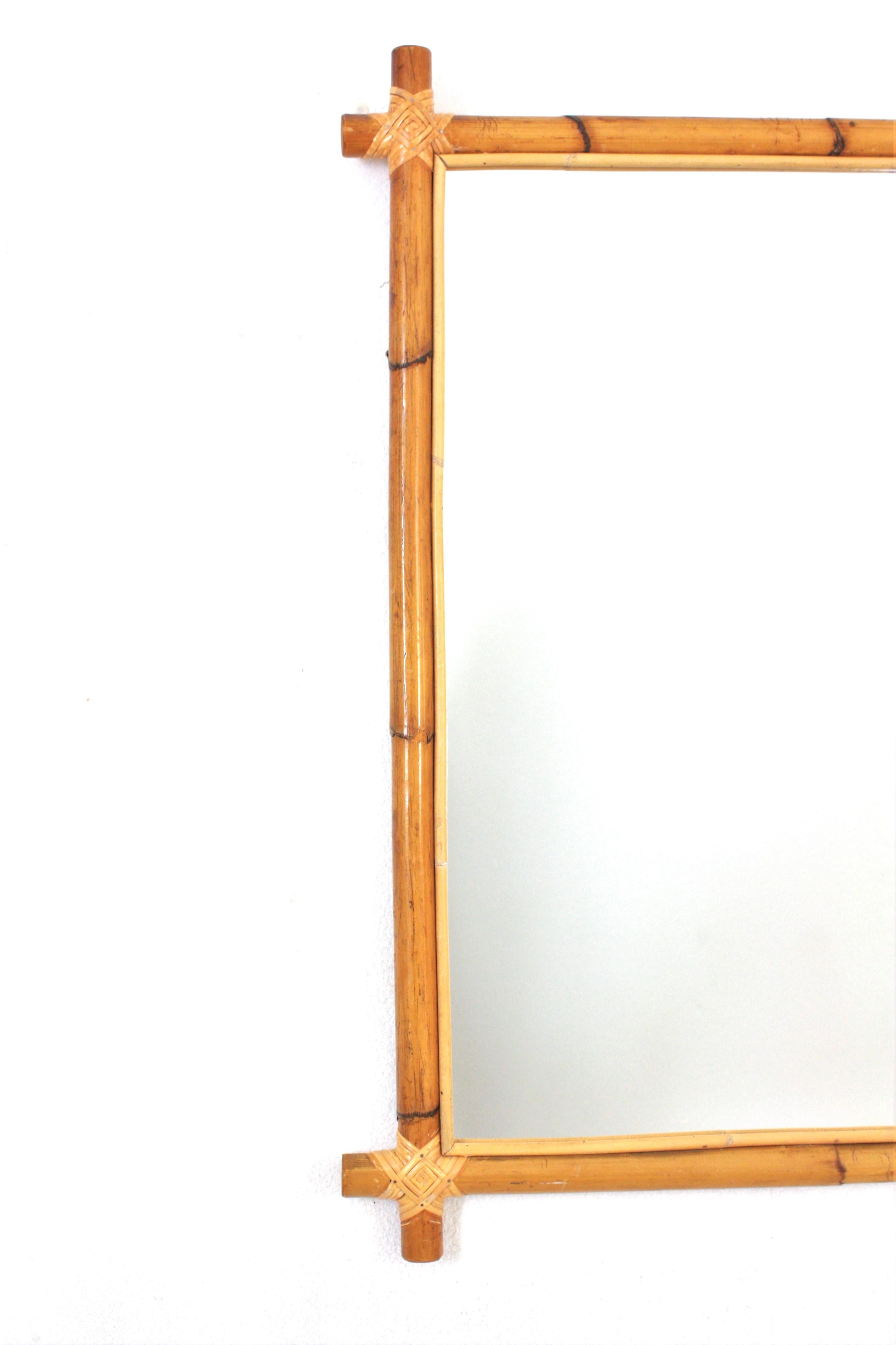 Großer rechteckiger Spiegel aus Rattan-Bambus mit gekreuzten Ecken (Handgefertigt) im Angebot