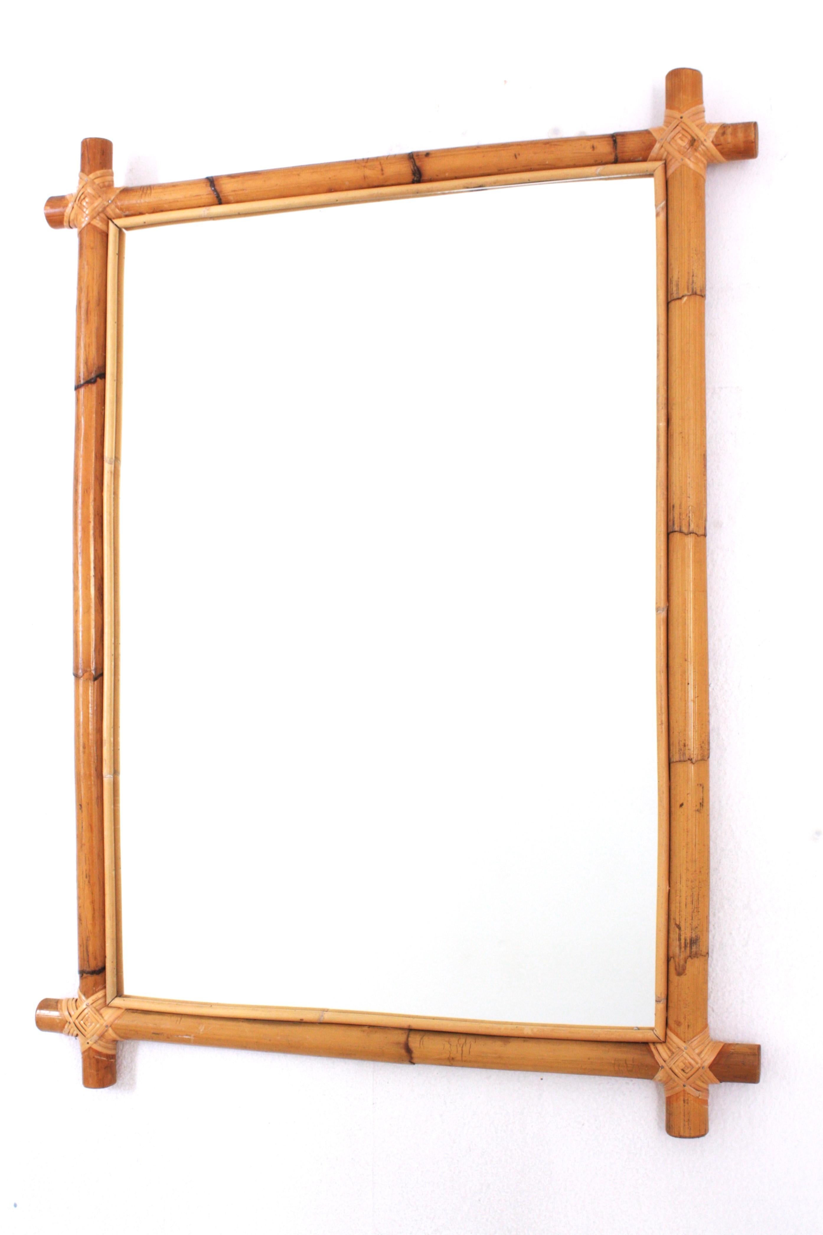 Großer rechteckiger Spiegel aus Rattan-Bambus mit gekreuzten Ecken (20. Jahrhundert) im Angebot