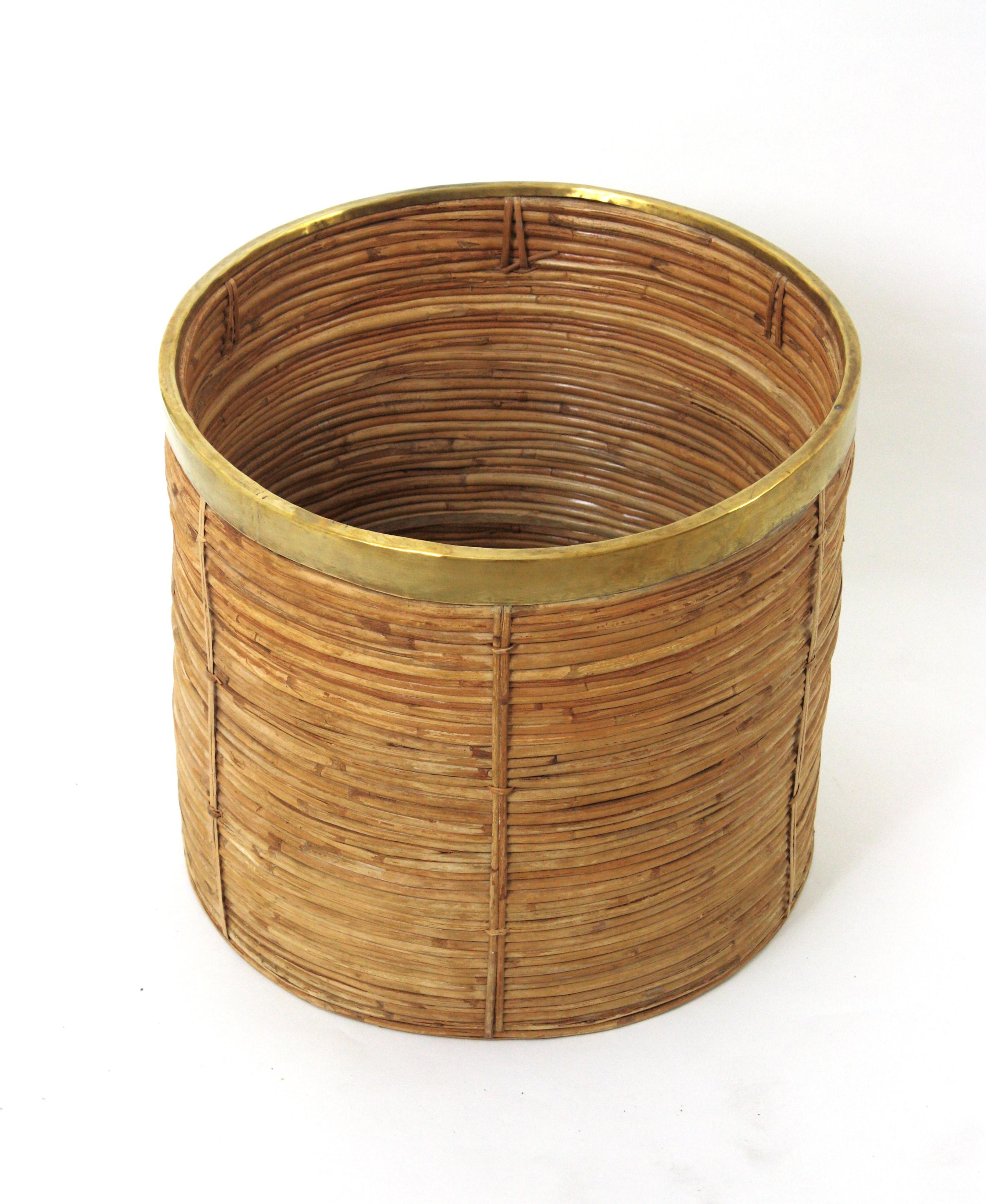 Large Rattan Bamboo Round Planter / Basket with Brass Rim, Italy 1970 in vendita 2