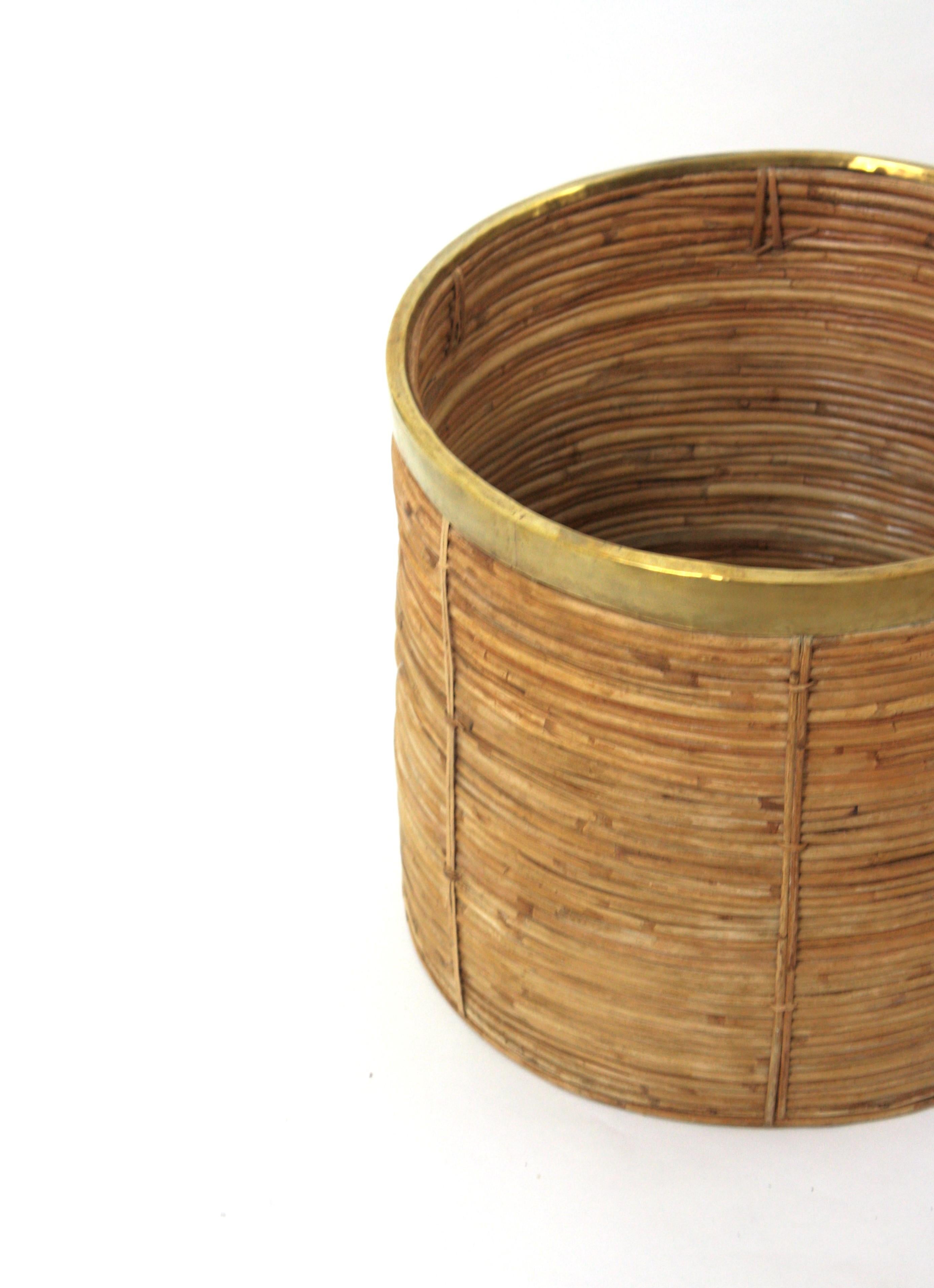 Large Rattan Bamboo Round Planter / Basket with Brass Rim, Italy 1970 in vendita 3