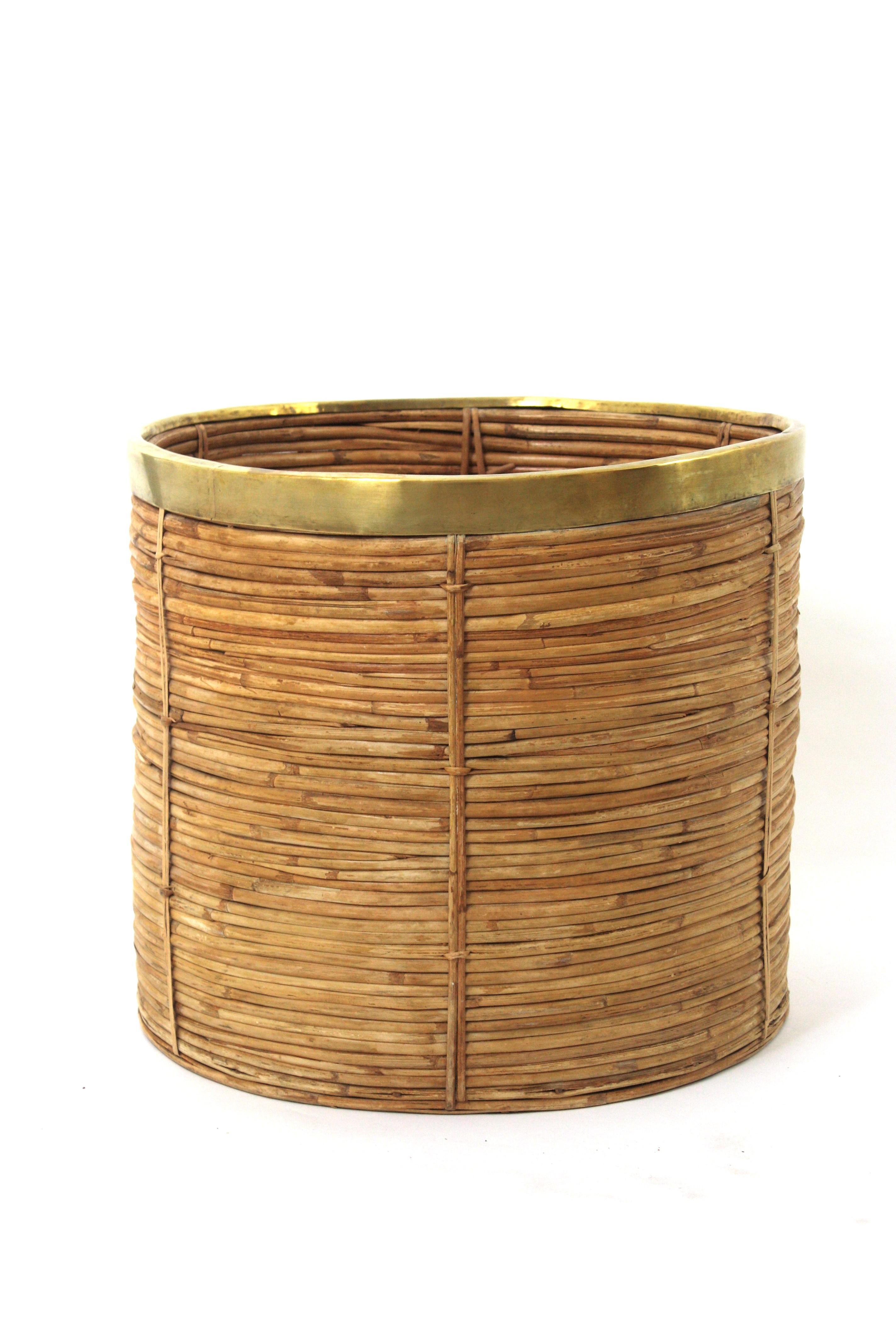 Large Rattan Bamboo Round Planter / Basket with Brass Rim, Italy 1970 in vendita 4