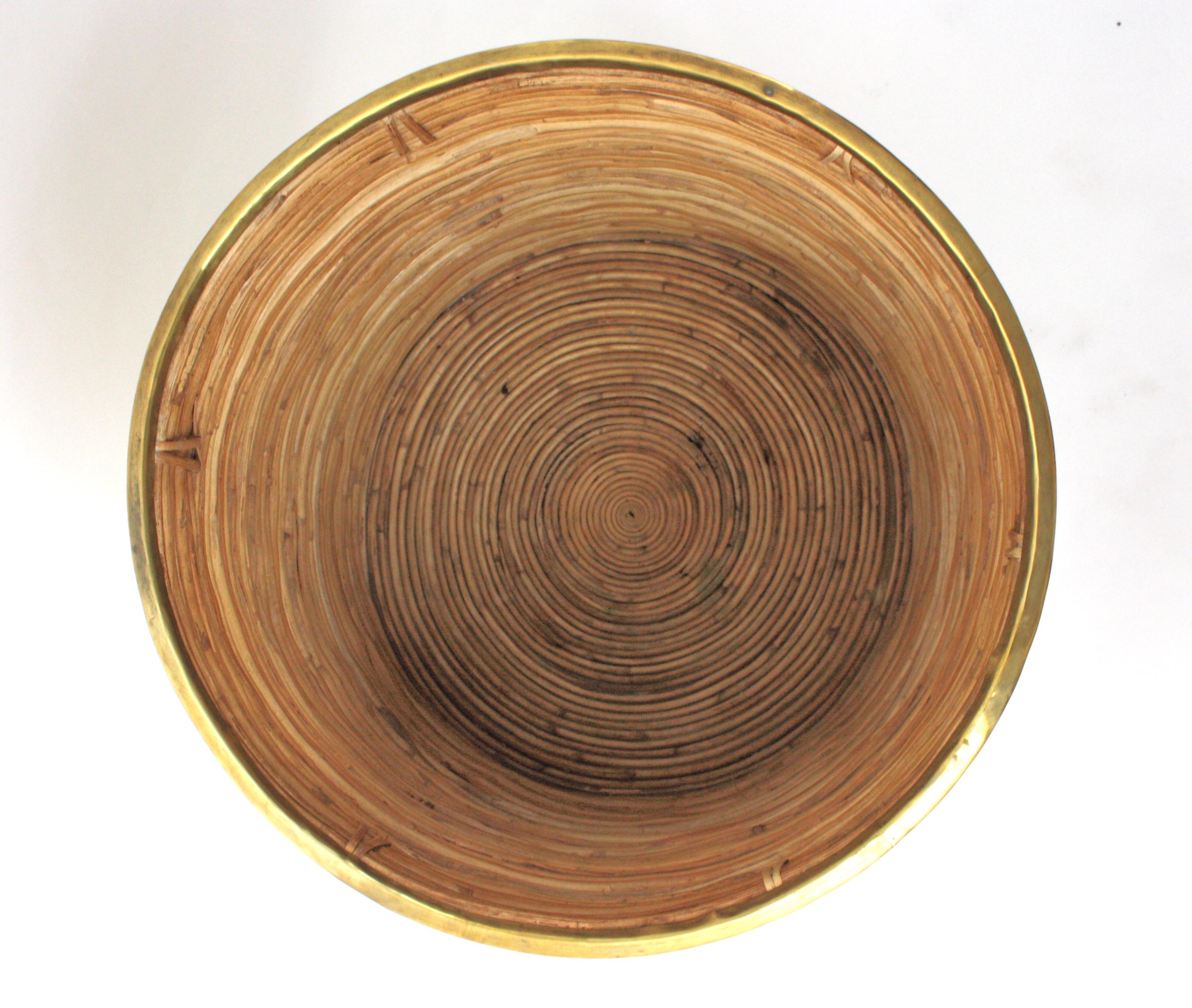 Large Rattan Bamboo Round Planter / Basket with Brass Rim, Italy 1970 in vendita 6