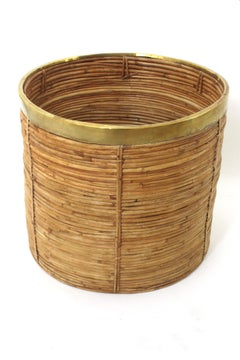 Jardinera redonda grande de ratán y bambú con borde de latón, Italia 1970