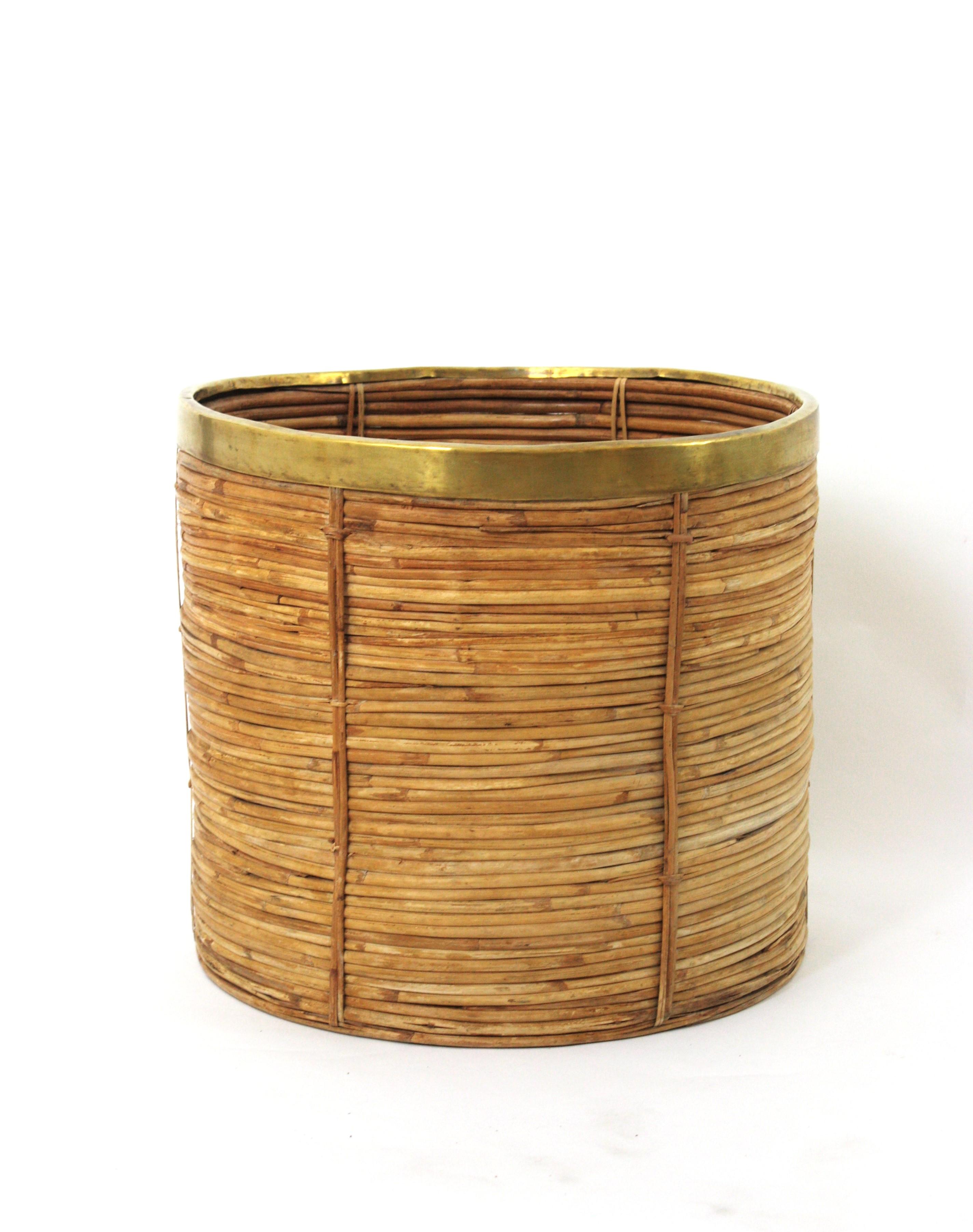 Large Rattan Bamboo Round Planter / Basket with Brass Rim, Italy 1970 In condizioni buone in vendita a Barcelona, ES