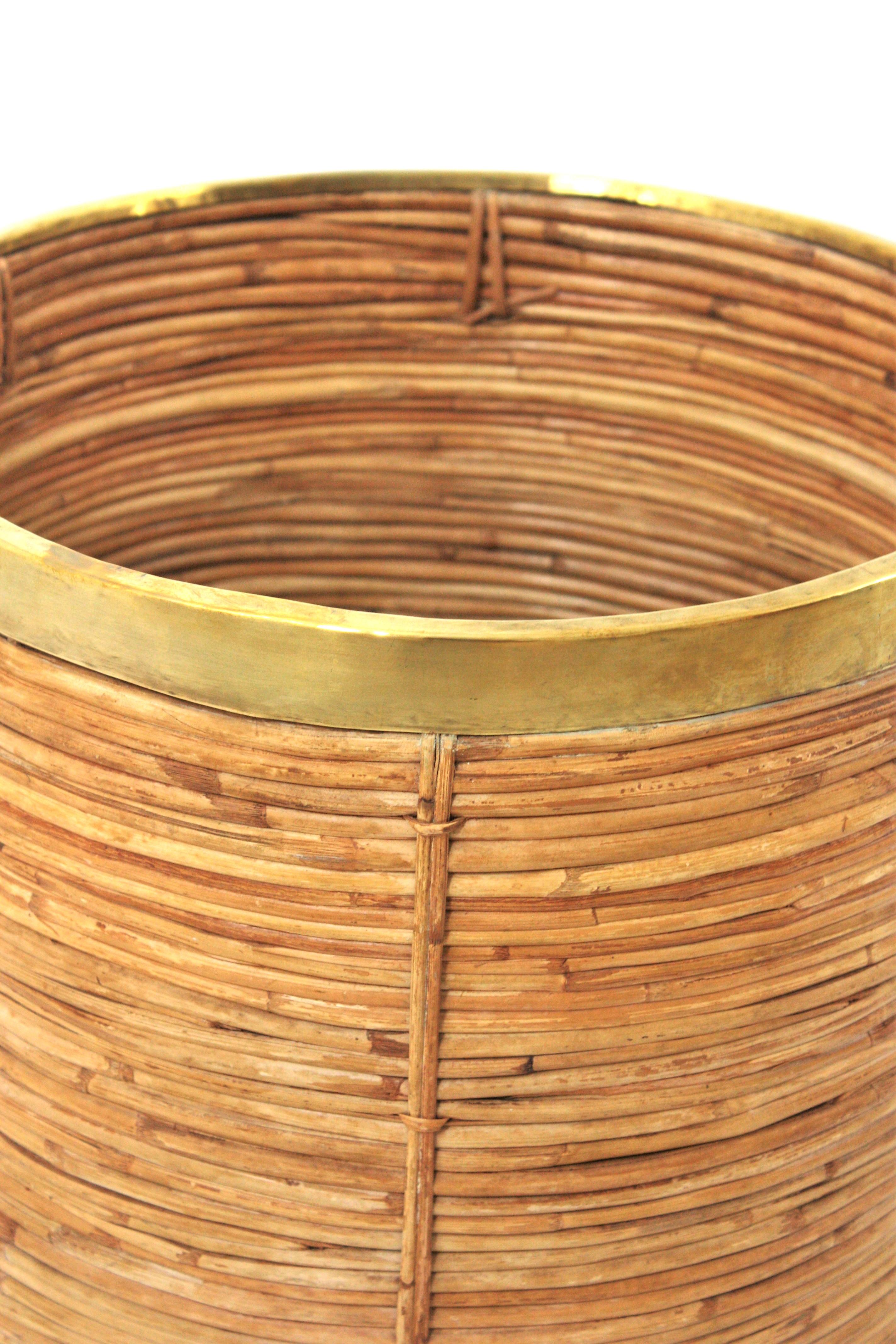 XX secolo Large Rattan Bamboo Round Planter / Basket with Brass Rim, Italy 1970 in vendita