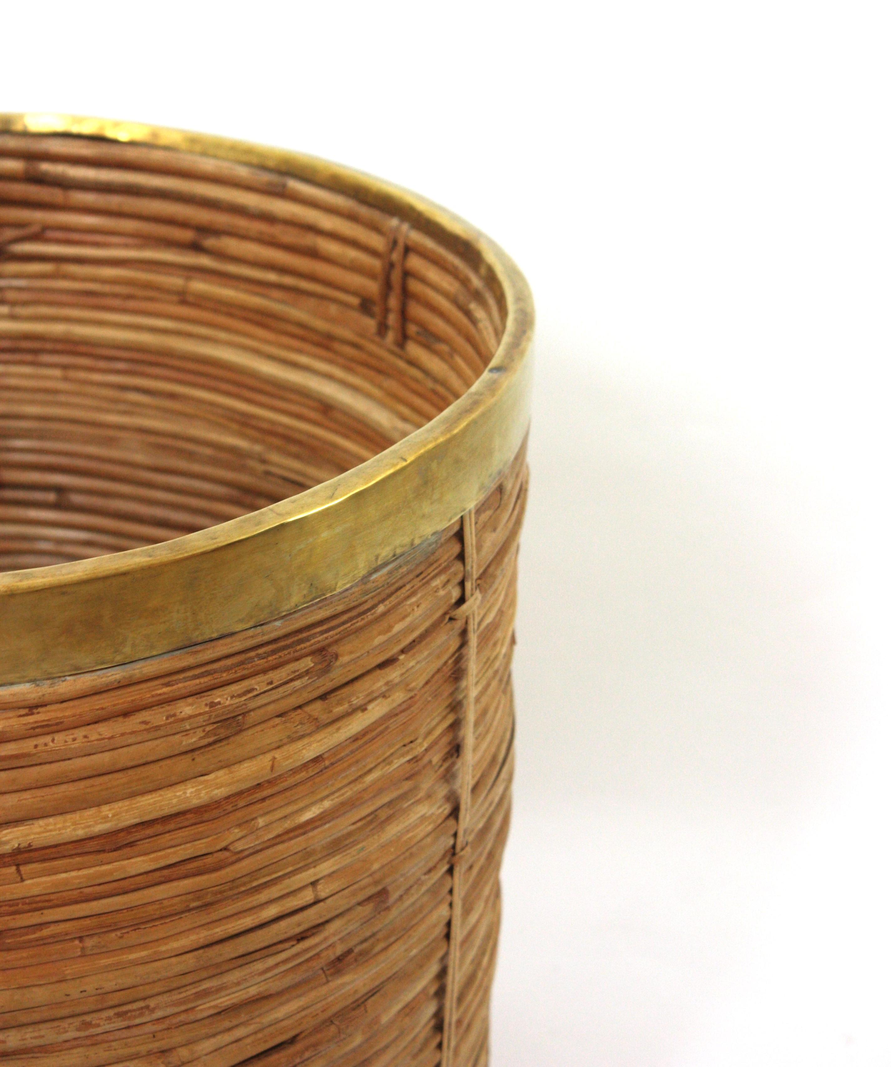 Ottone Large Rattan Bamboo Round Planter / Basket with Brass Rim, Italy 1970 in vendita