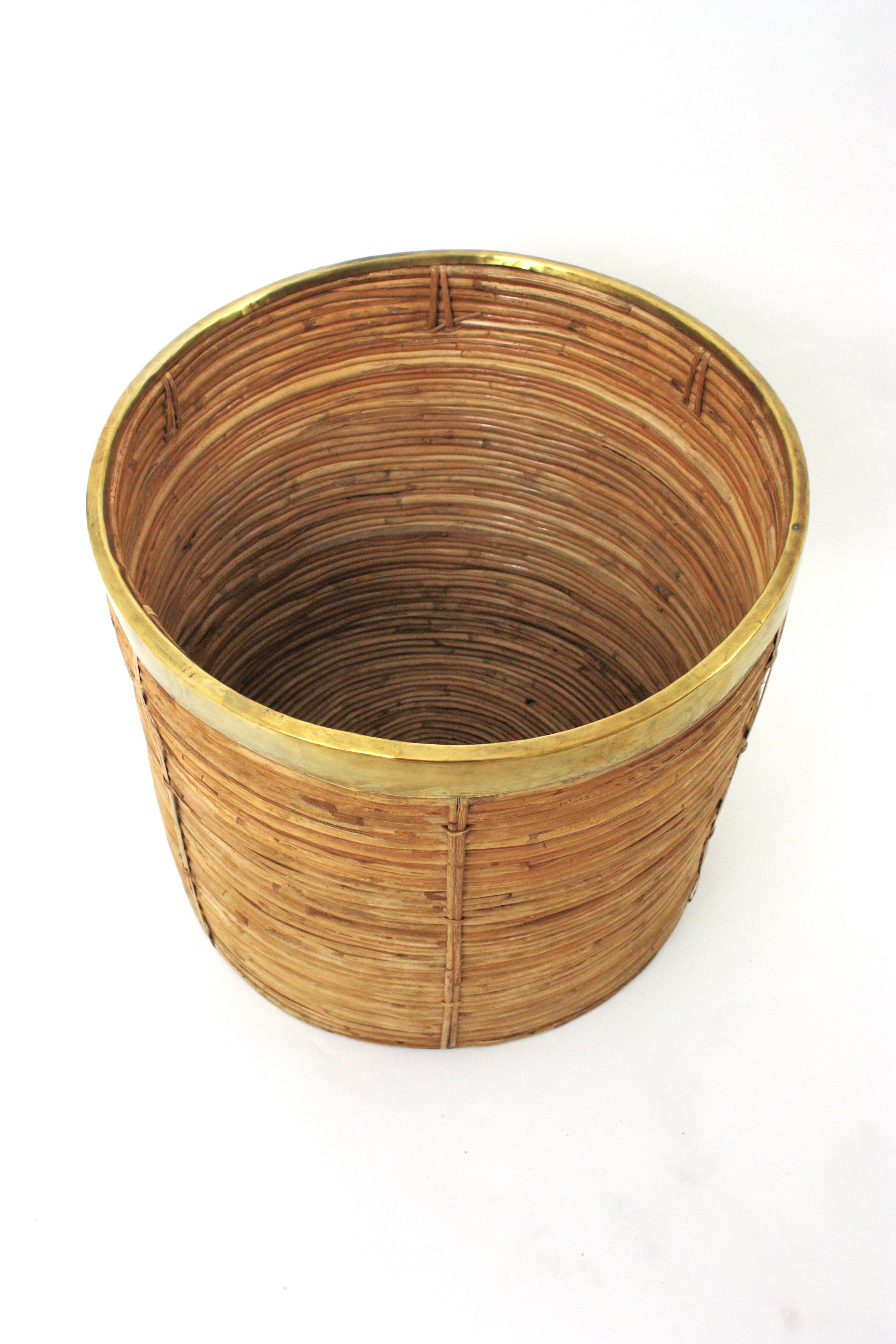 Large Rattan Bamboo Round Planter / Basket with Brass Rim, Italy 1970 in vendita 1