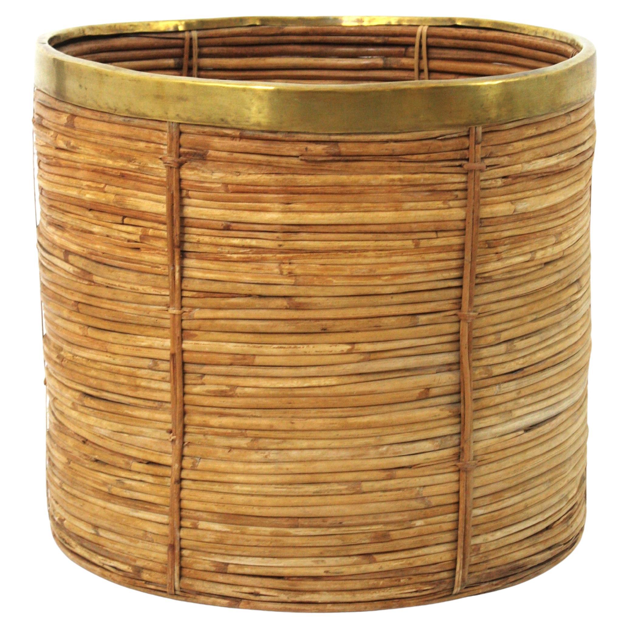 Large Rattan Bamboo Round Planter / Basket with Brass Rim, Italy 1970 in vendita