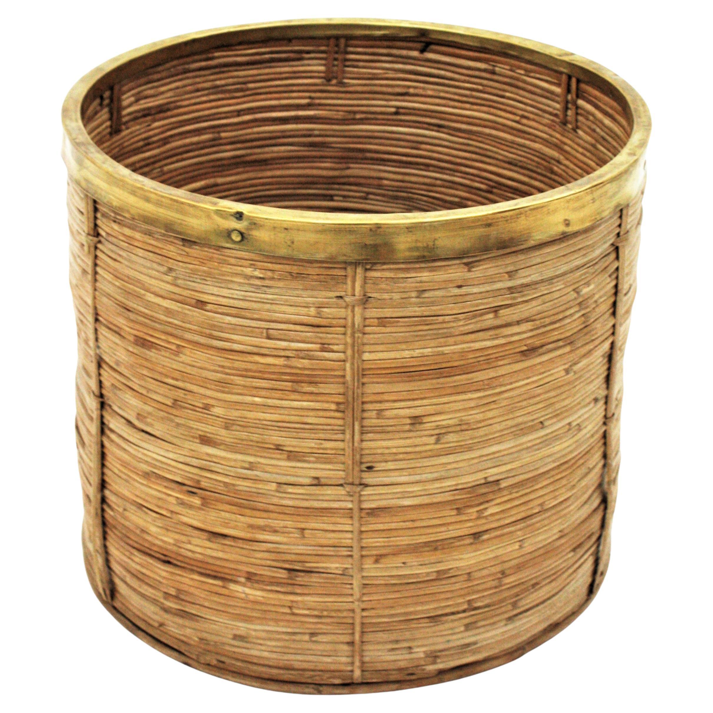 Mid-Century Modern decorative rattan and brass planter or basket. Handcrafted in Italy, 1970s.
Round shape with gilded brass rim. Handcrafted inspired by Gabriella Crespi designs.
It can be used as planter, storage basket or paper bin.
Plants not