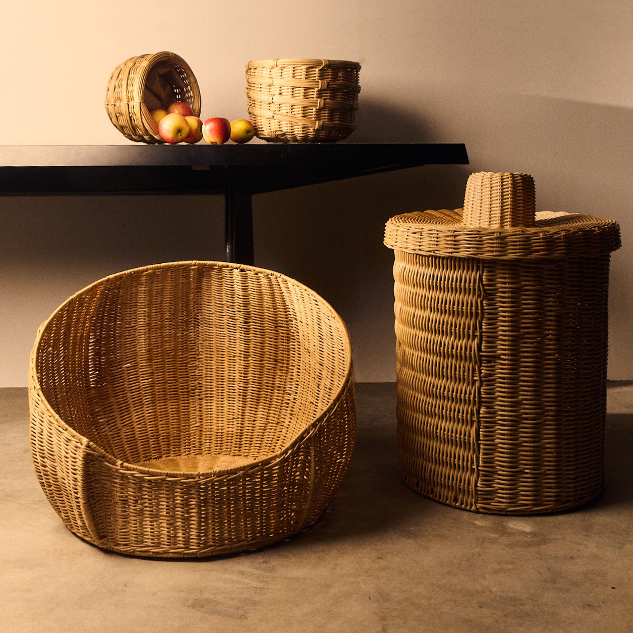 Ti presentiamo l'ultima novità del Design/One di J'Jute: I cestini da cowboy in rattan, disponibili in formato grande e piccolo. Ispirati agli iconici copricapi della gamma aperta, questi alti cesti portaoggetti presentano un'intricata tessitura