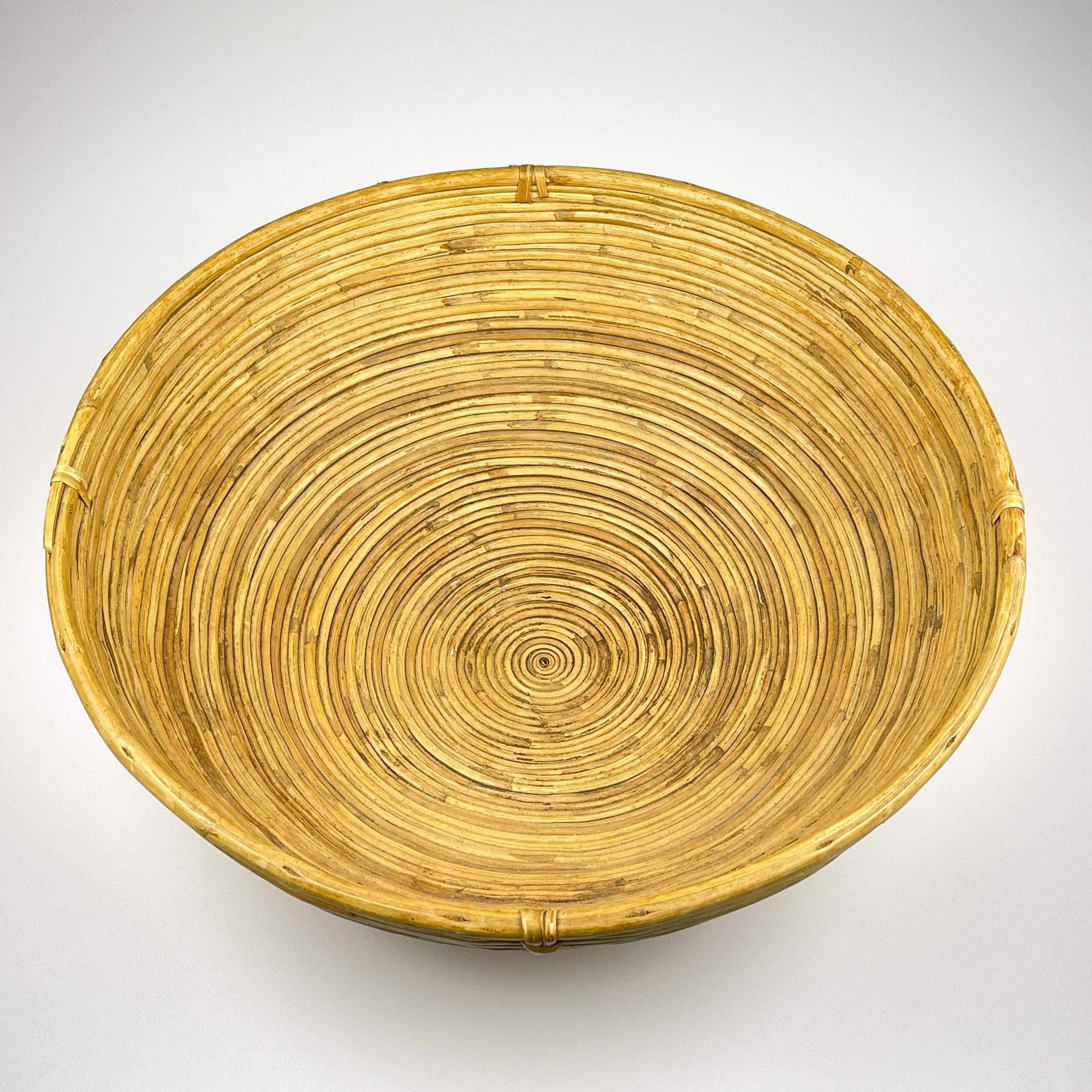 Cestino rotondo a spirale in rattan vintage di grandi dimensioni in stile Gabriella Crespi, realizzato in Italia negli anni '70.

Il vaso è in ottime condizioni vintage.

Dimensioni:
Larghezza: 41 cm / 16 pollici
Altezza: 15 cm

Offriamo una
