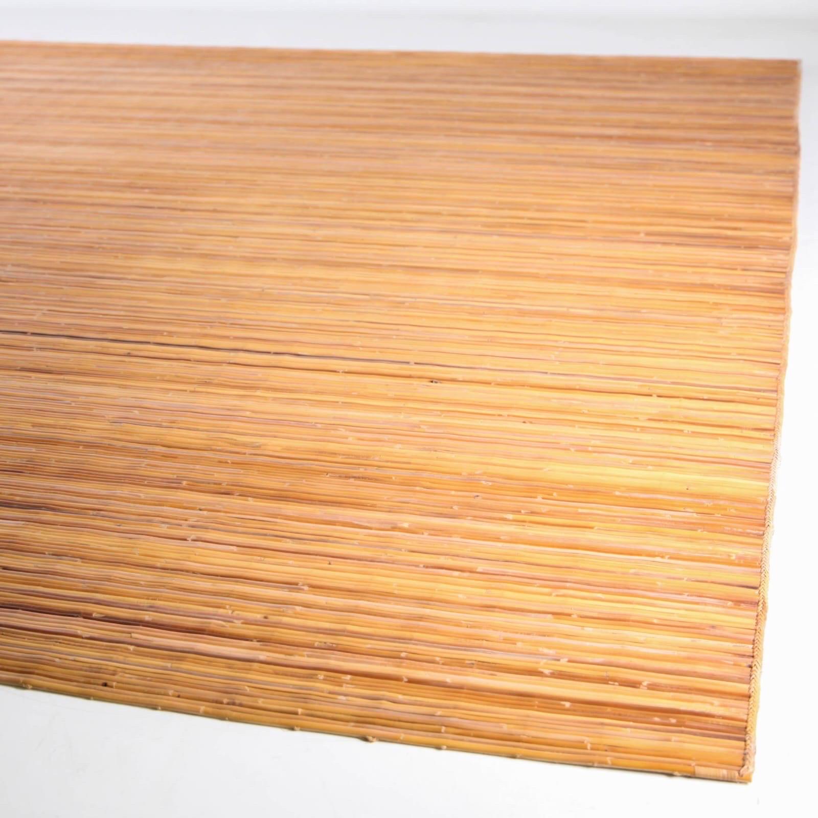 Raro tappeto in rattan di grandi dimensioni realizzato a mano. Un lavoro bellissimo e di alta qualità. 