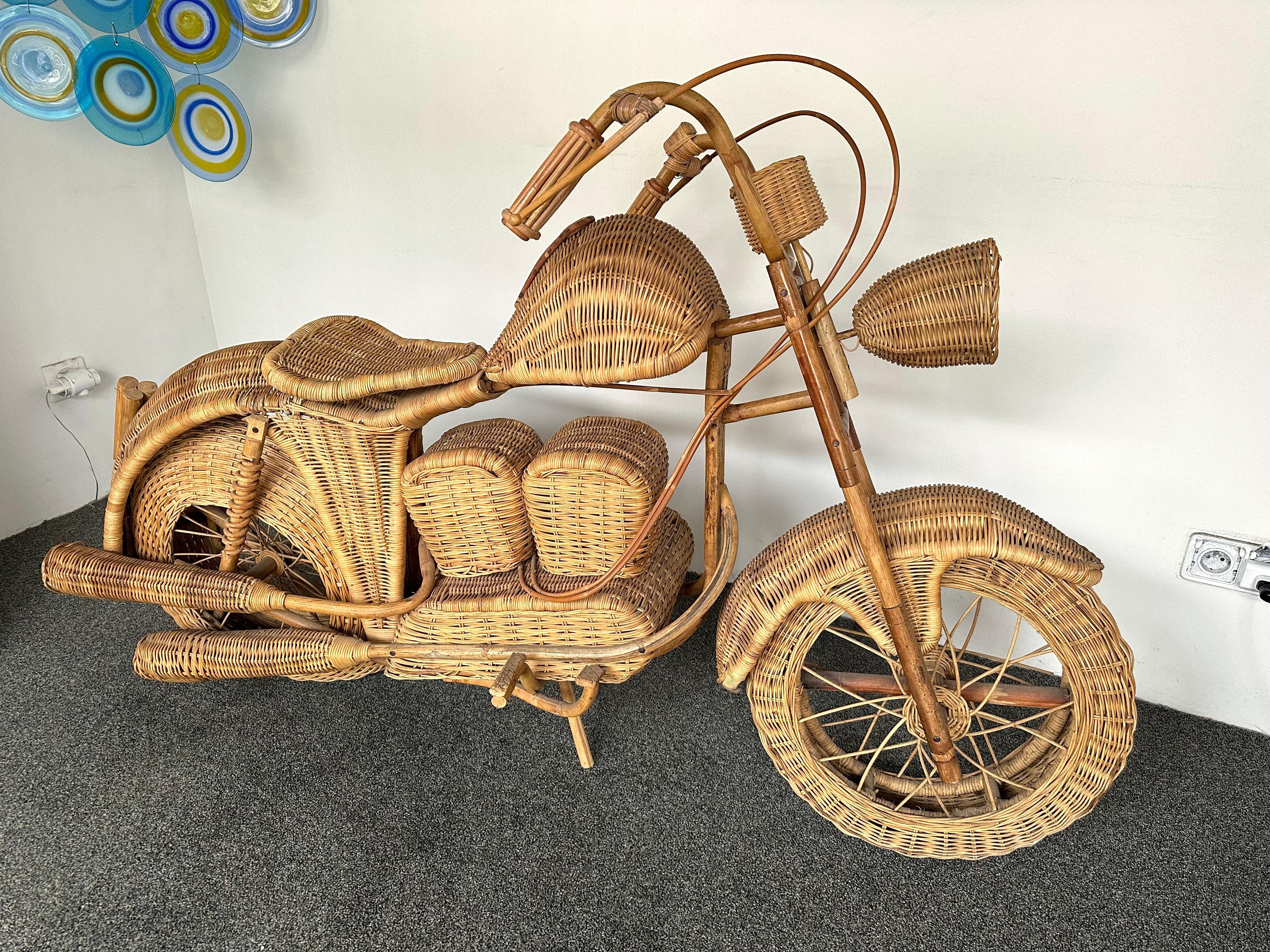 Large Rattan Decorative Motorcycle Sculpture. Italy, 1980s In Good Condition In SAINT-OUEN, FR
