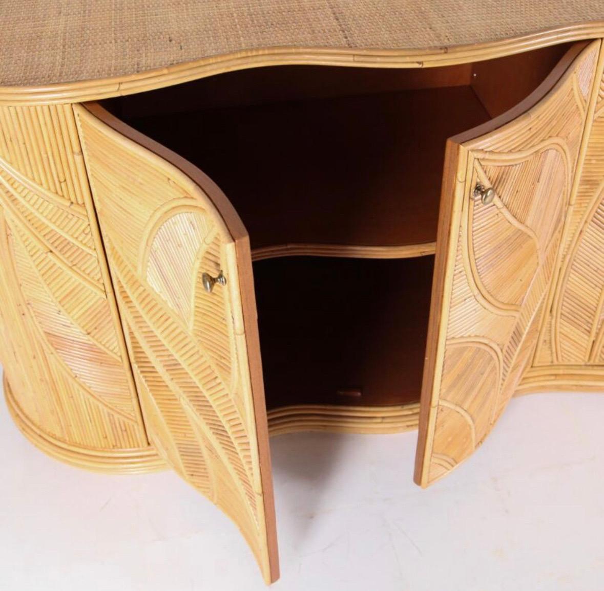 Large rattan « foliages » credenza  In Excellent Condition For Sale In Isle Sur Sorgue, FR