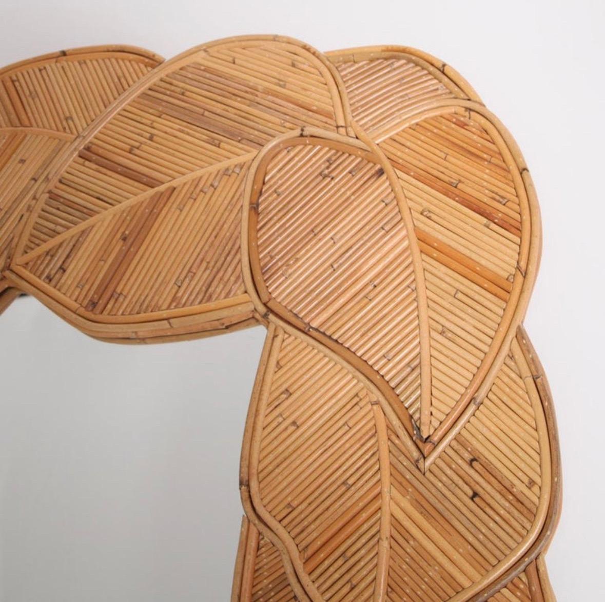 Grande specchio in rattan a figura intera con motivi di foglie. Molto decorativo e di grande qualità in quanto realizzato interamente a mano. 
Molto complicata da realizzare, richiede un alto livello di abilità artigianale. Raro!