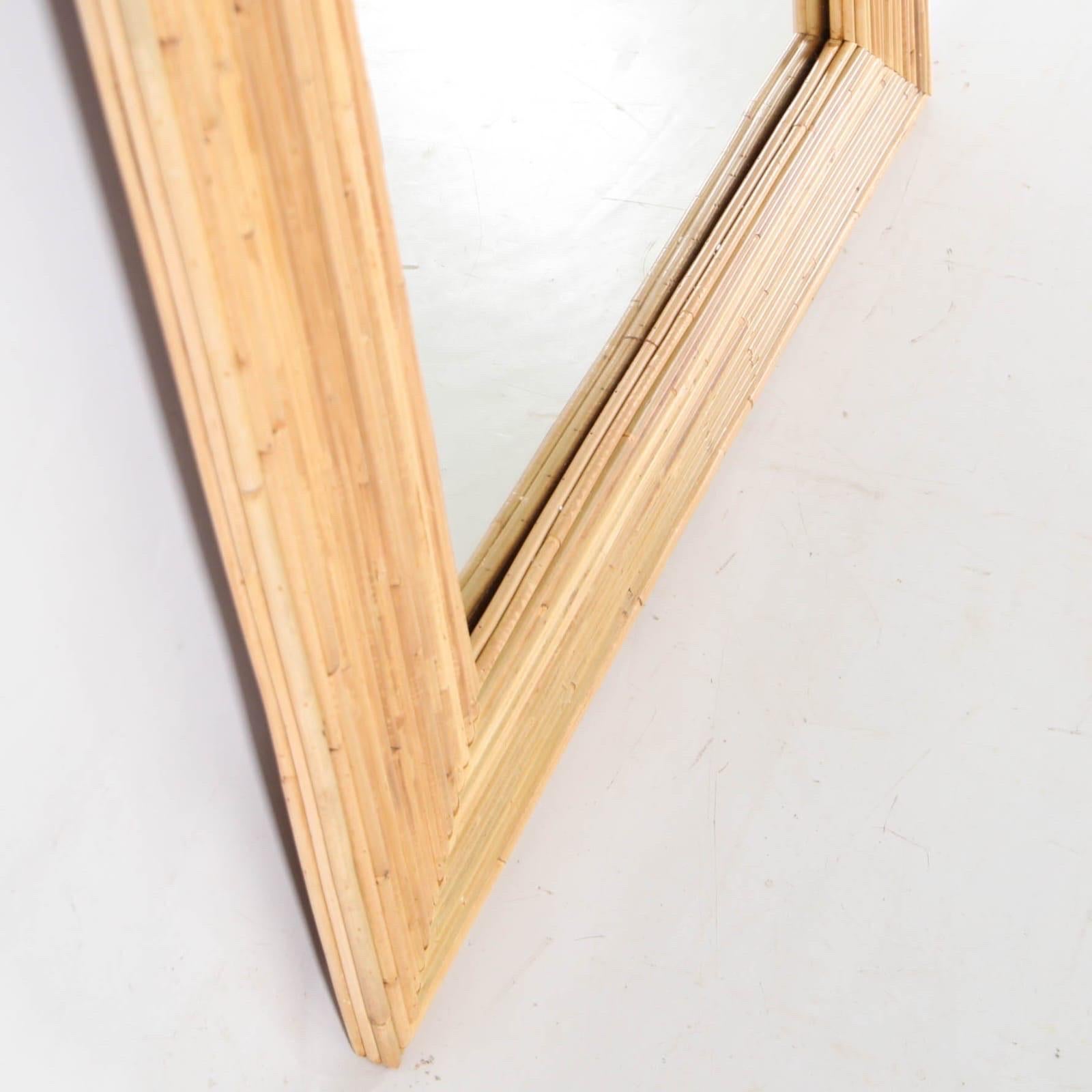 Grand miroir en rotin en vente 7