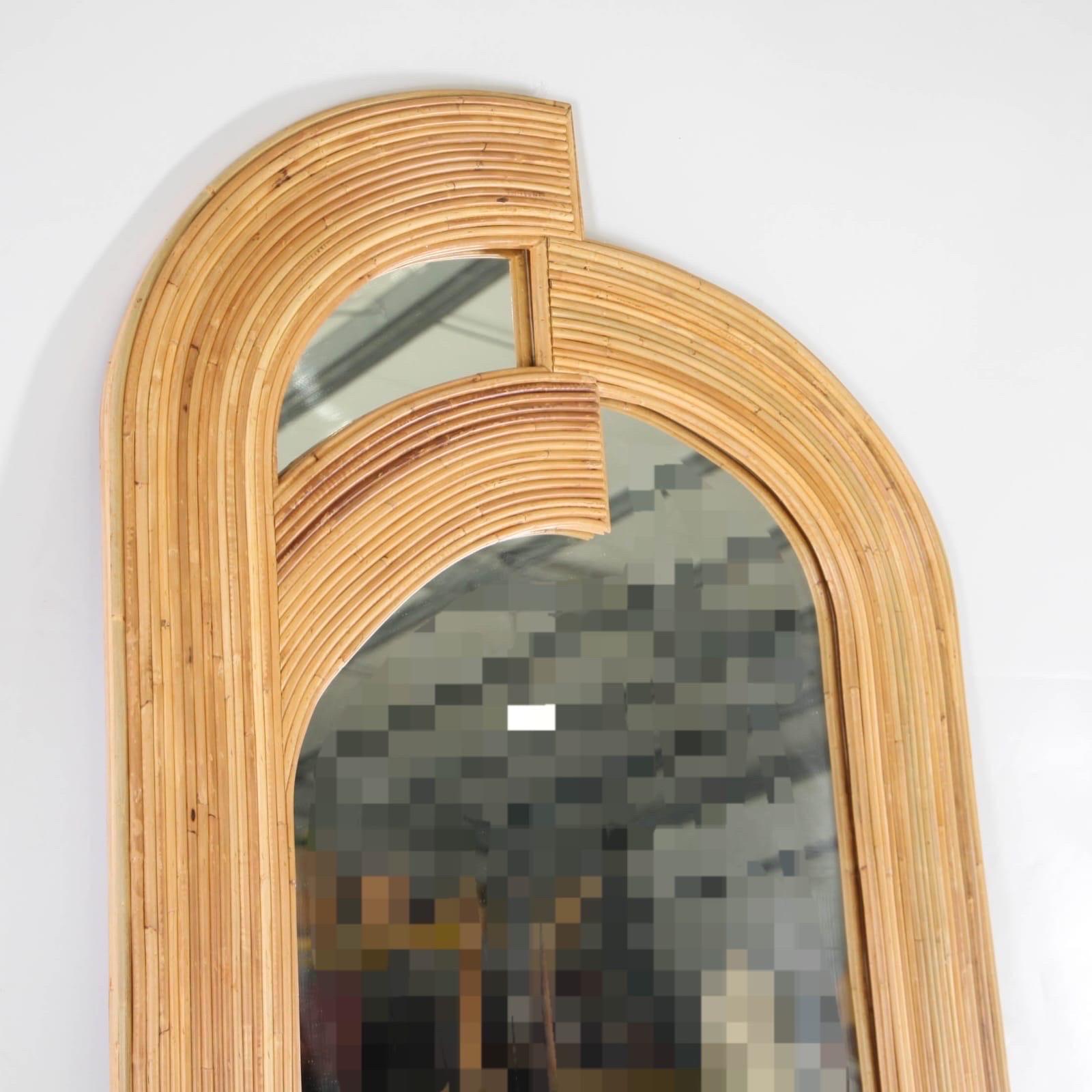 Superbe grand miroir en rotin sur toute la longueur.
Peut être posé sur le sol ou accroché au mur.
Pièce très décorative, entièrement réalisée à la main.
Excellent état. Rare.

