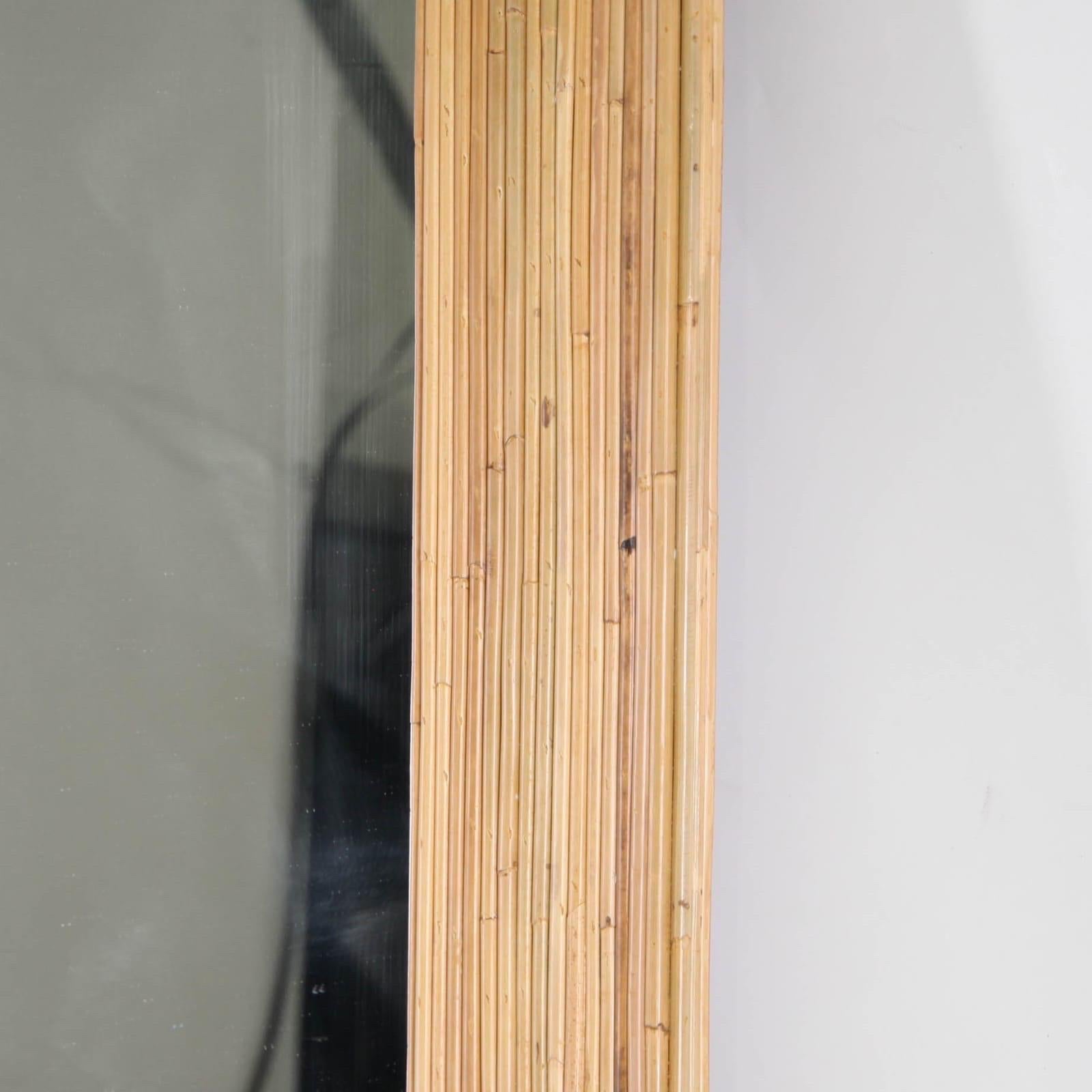 Grand miroir en rotin en vente 2