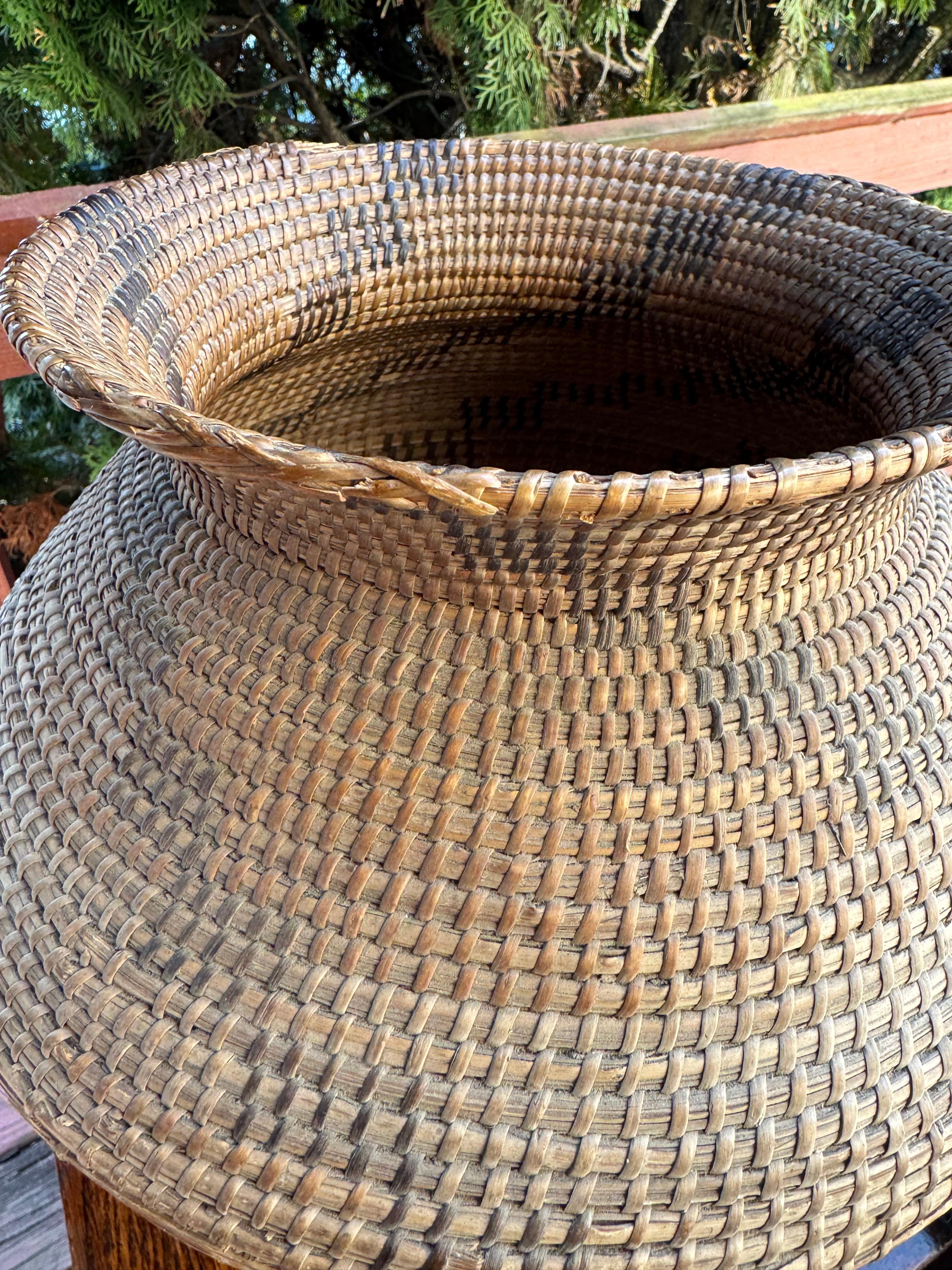 Large Rattan Native American Basket - Stickley era W7416 For Sale 6
