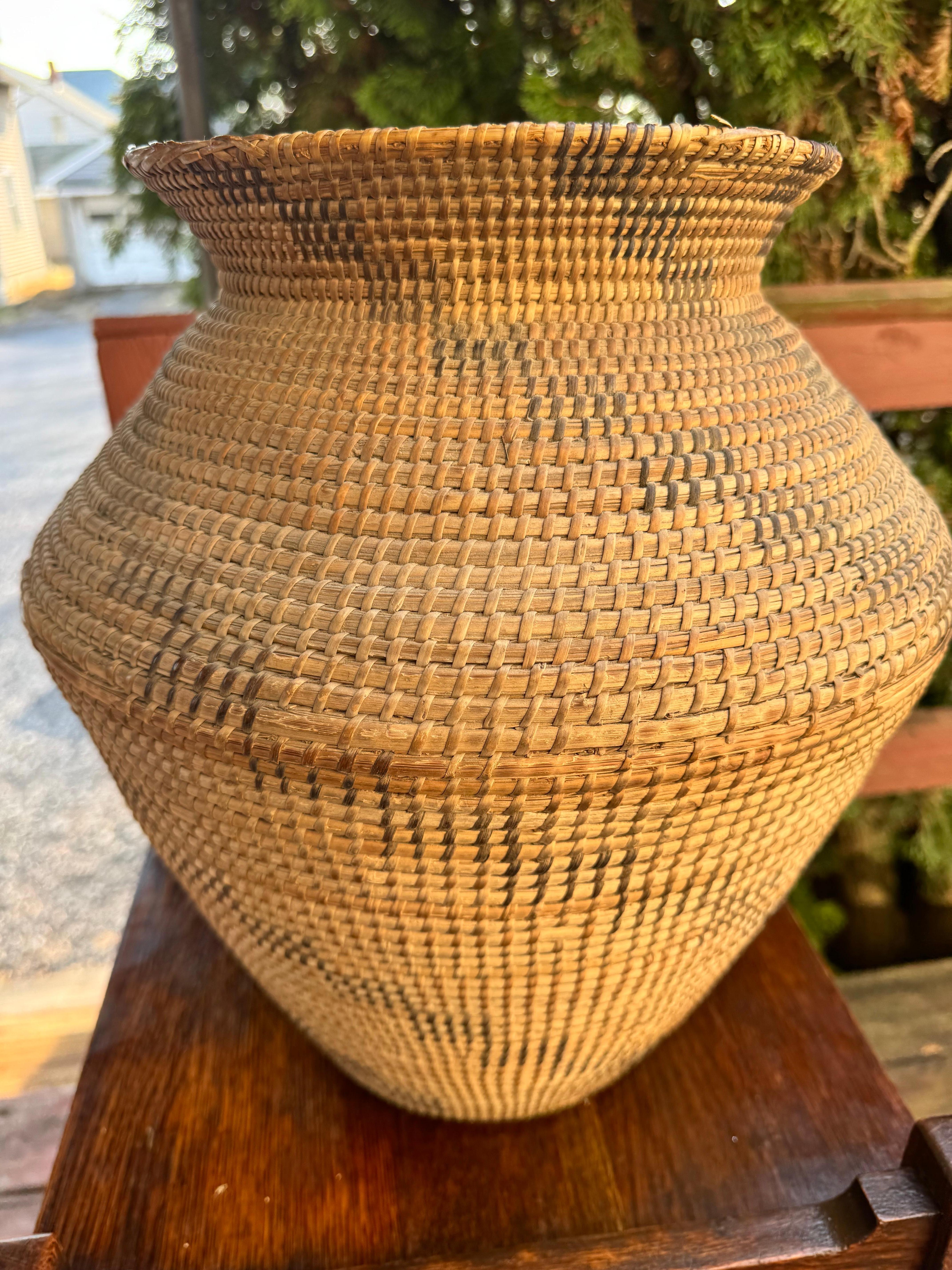 Large Rattan Native American Basket - Stickley era W7416 In Good Condition For Sale In Shamokin Dam, PA