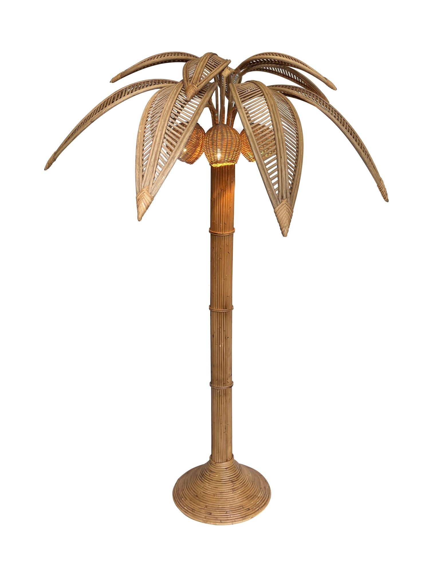 Grand lampadaire en rotin en forme de palmier, comprenant trois ampoules insérées dans des noix de coco en vente 3