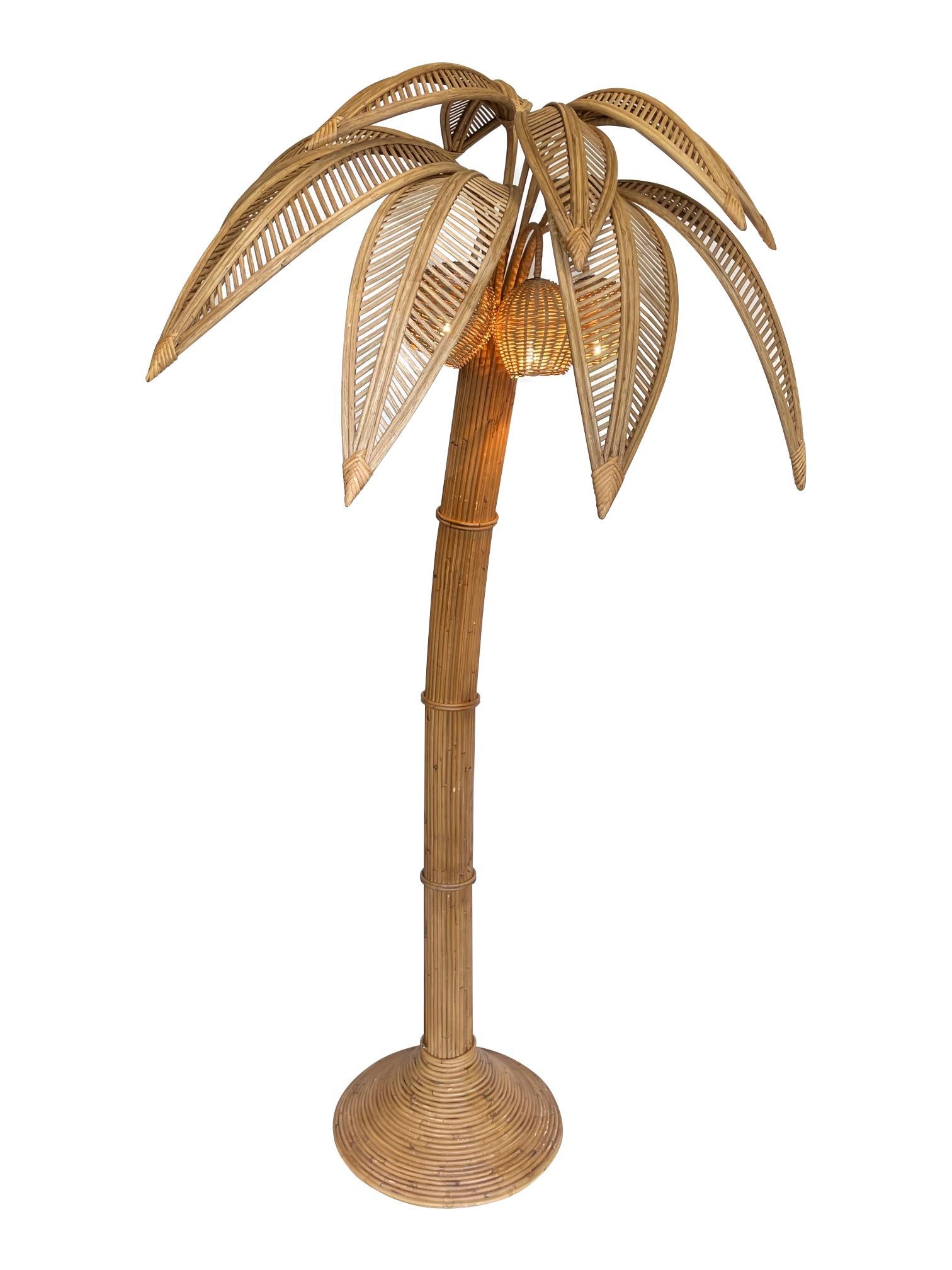Grand lampadaire en rotin en forme de palmier, comprenant trois ampoules insérées dans des noix de coco en vente 7