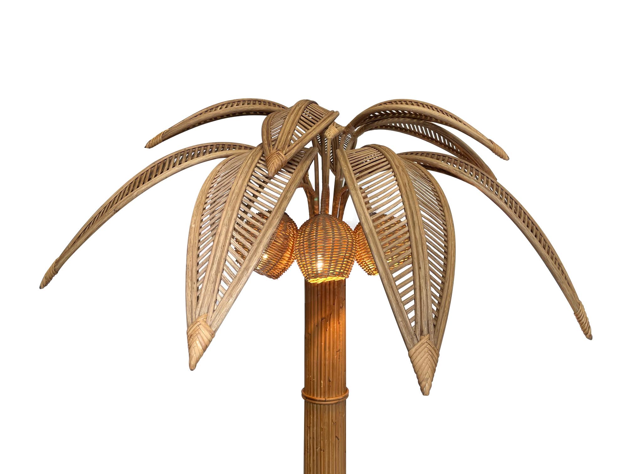 Grand lampadaire en rotin en forme de palmier, comprenant trois ampoules insérées dans des noix de coco Bon état - En vente à London, GB