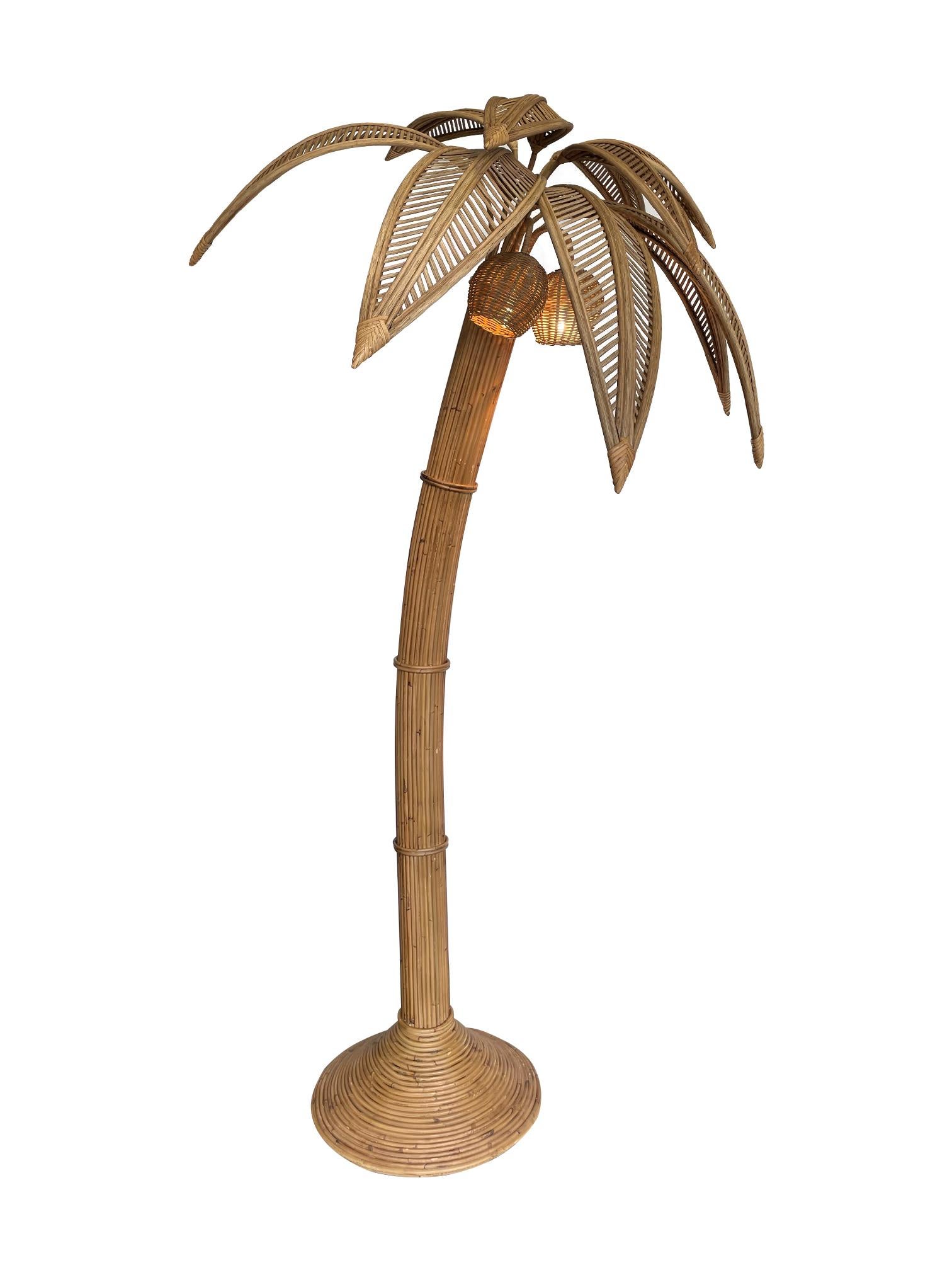 XXIe siècle et contemporain Grand lampadaire en rotin en forme de palmier, comprenant trois ampoules insérées dans des noix de coco en vente