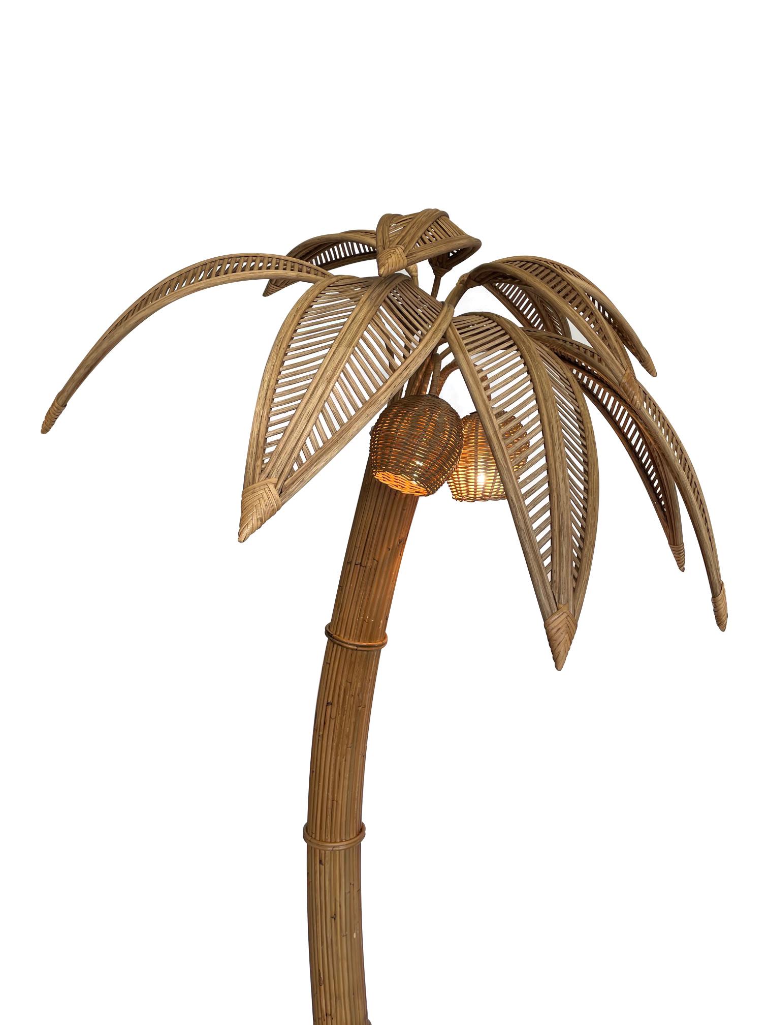 Rotin Grand lampadaire en rotin en forme de palmier, comprenant trois ampoules insérées dans des noix de coco en vente